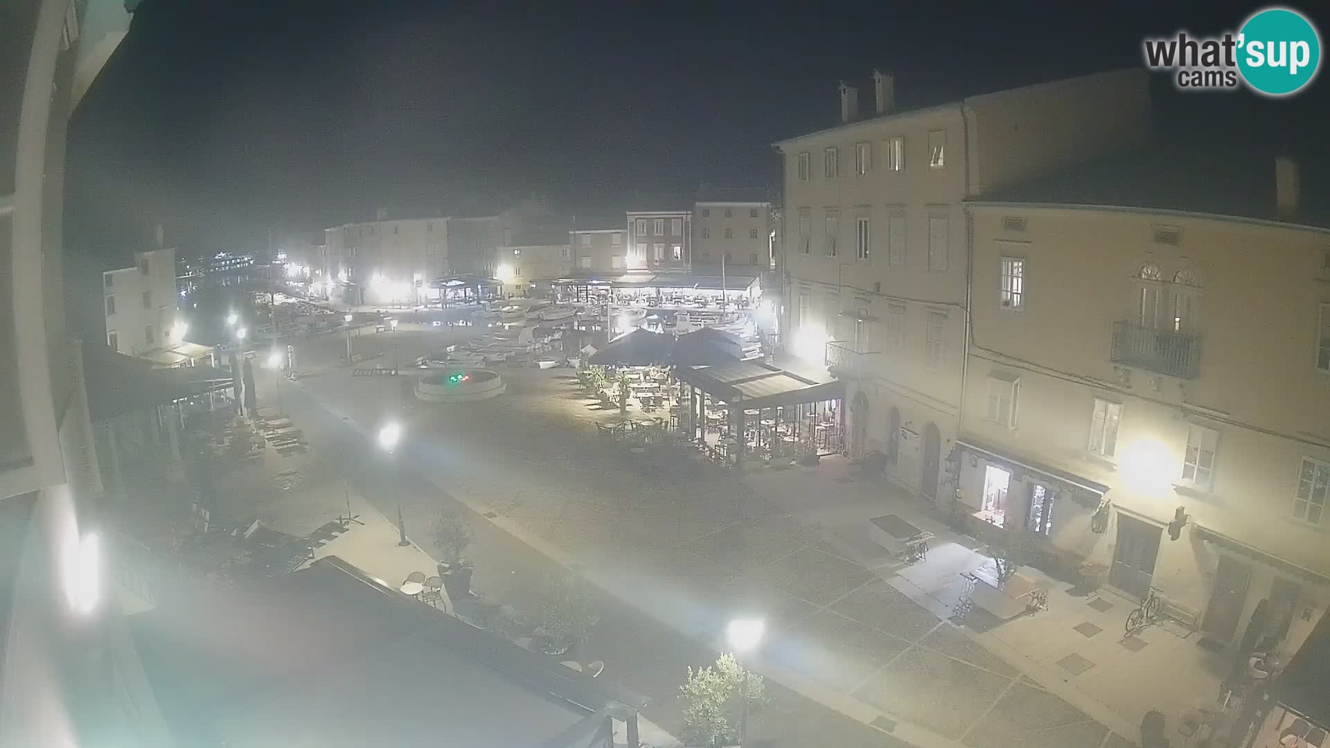 V ŽIVO spletna kamera Cres mesto – glavni trg in “mandrač” – otok Cres – Hrvaška