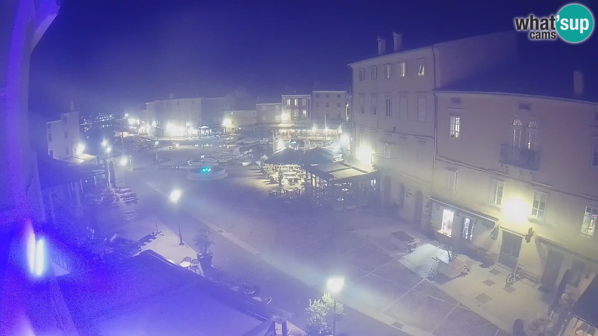 V ŽIVO spletna kamera Cres mesto – glavni trg in “mandrač” – otok Cres – Hrvaška