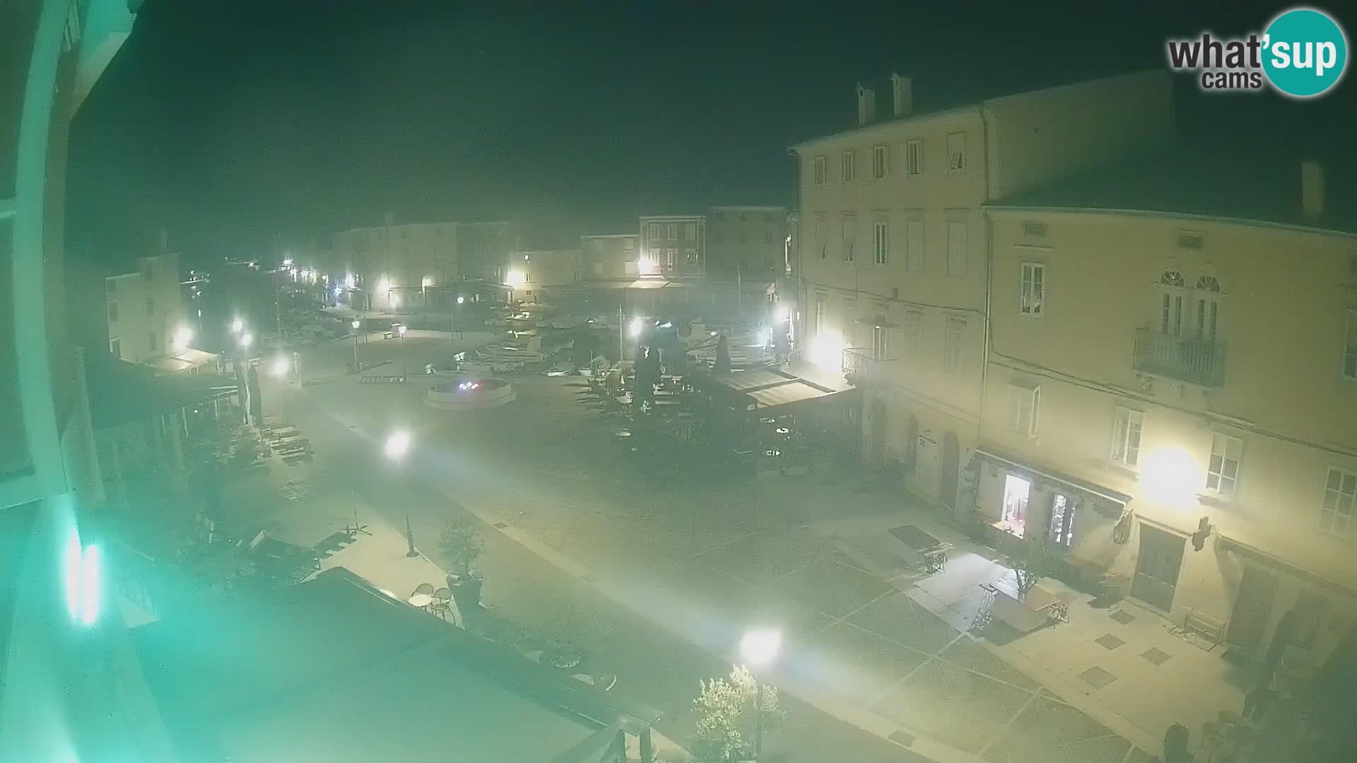 Web kamera Grad Cres – glavni trg i “mandrač” – otok Cres