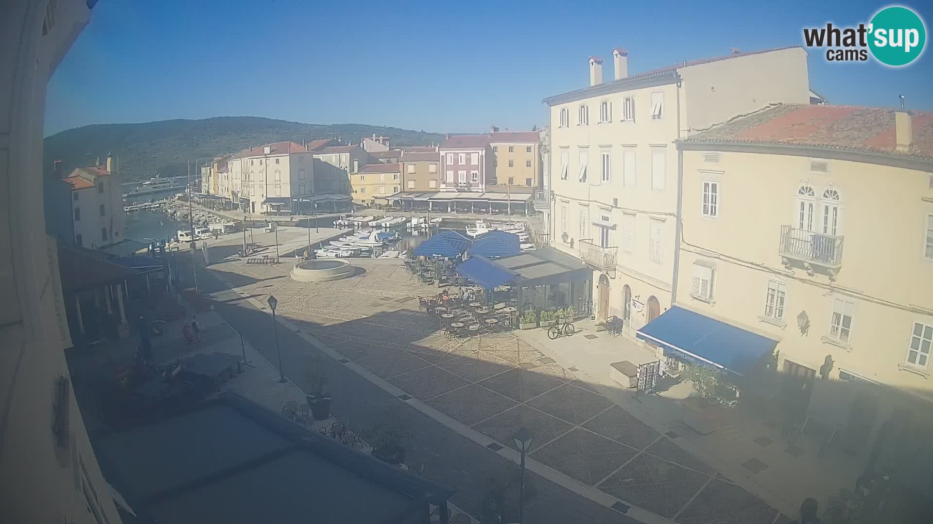 Web kamera Grad Cres – glavni trg i “mandrač” – otok Cres