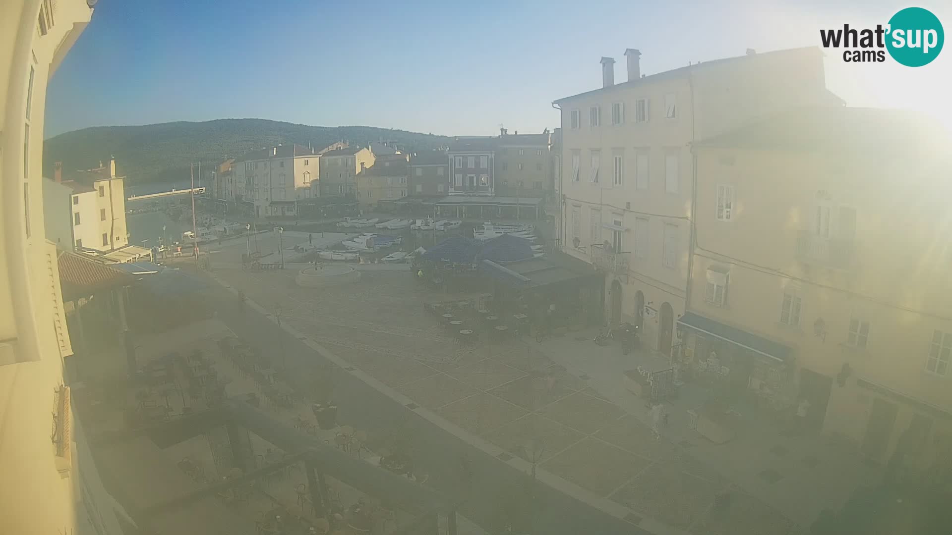 V ŽIVO spletna kamera Cres mesto – glavni trg in “mandrač” – otok Cres – Hrvaška
