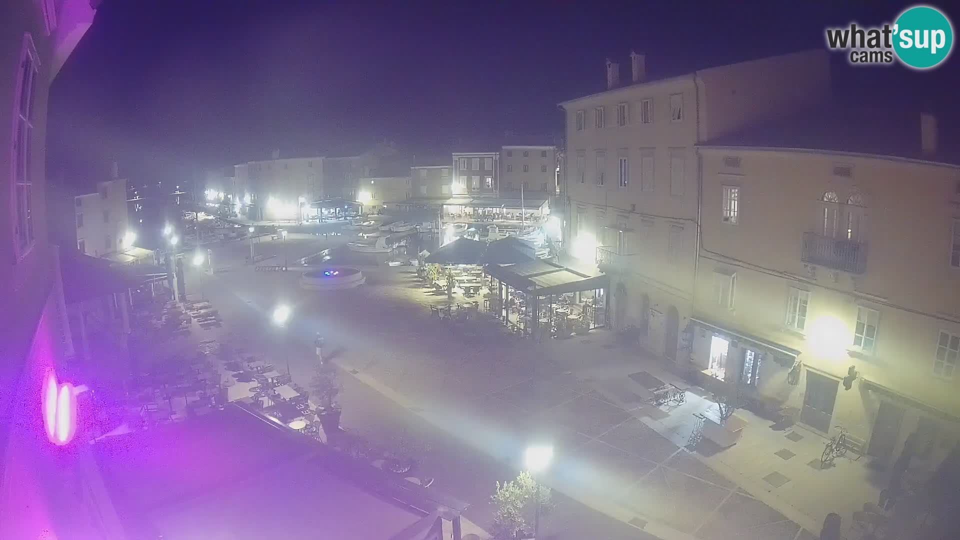 V ŽIVO spletna kamera Cres mesto – glavni trg in “mandrač” – otok Cres – Hrvaška