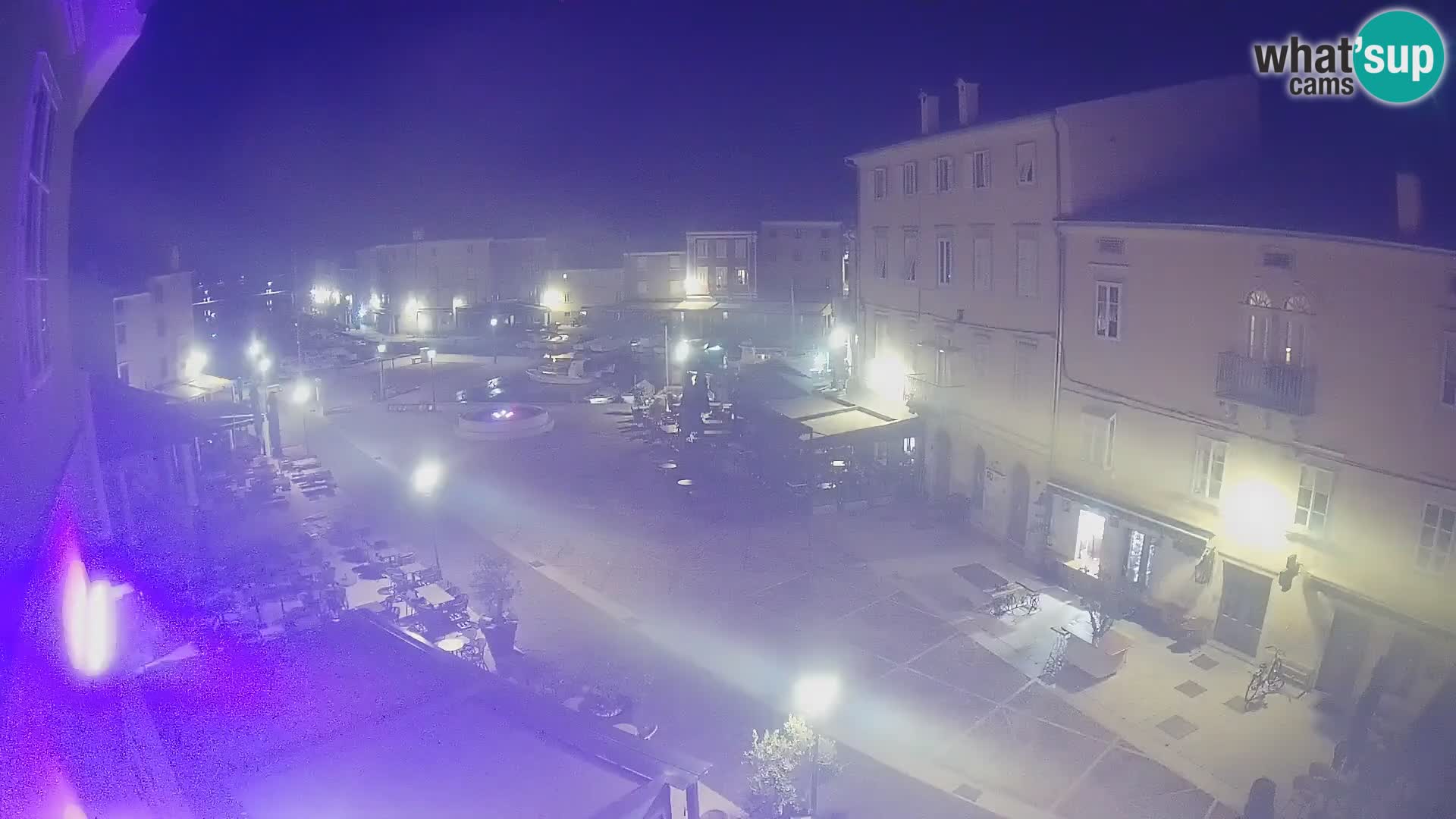 V ŽIVO spletna kamera Cres mesto – glavni trg in “mandrač” – otok Cres – Hrvaška