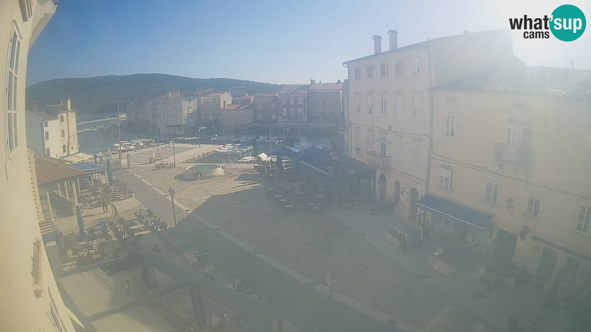 Web kamera Grad Cres – glavni trg i “mandrač” – otok Cres