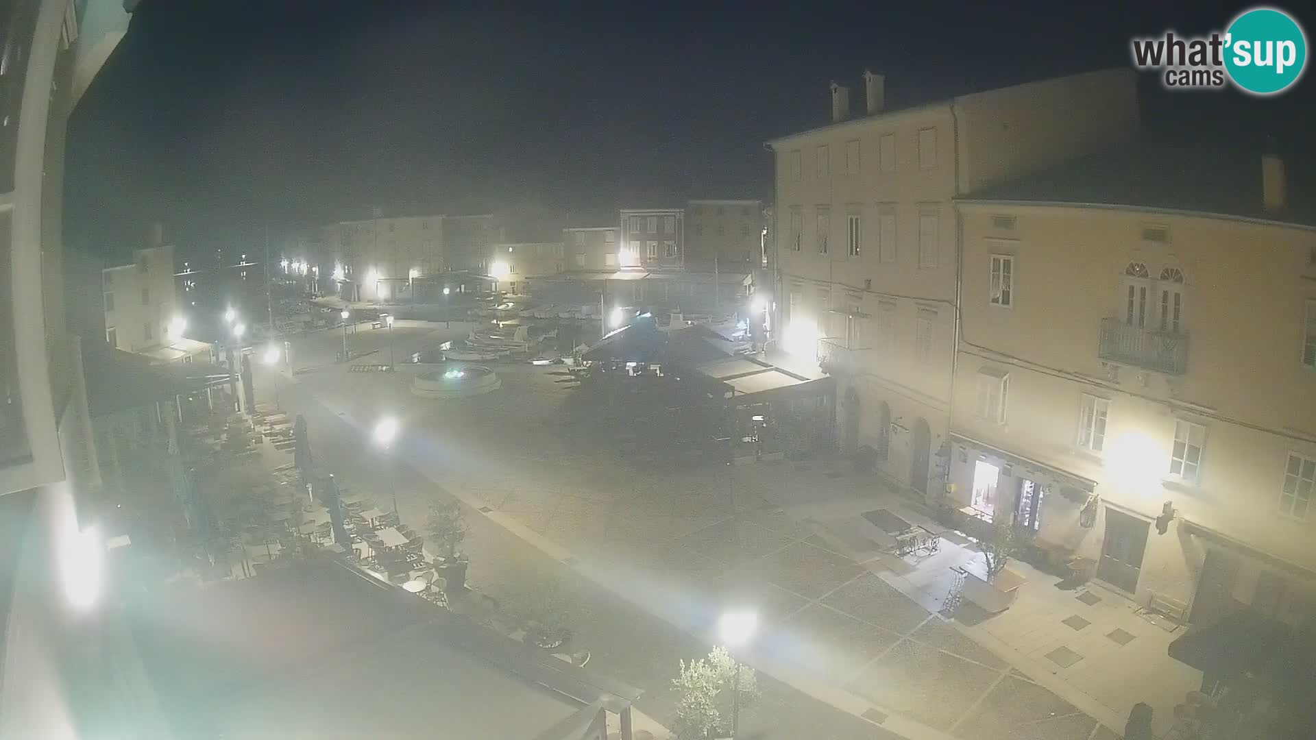 V ŽIVO spletna kamera Cres mesto – glavni trg in “mandrač” – otok Cres – Hrvaška