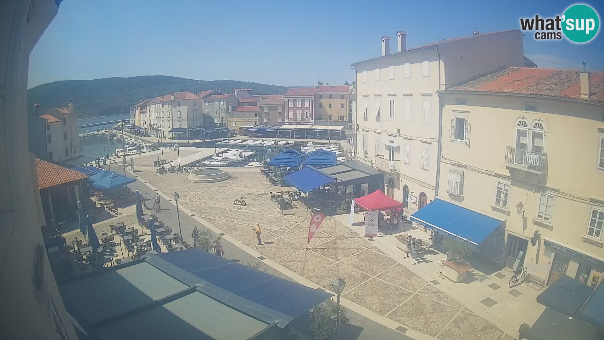 V ŽIVO spletna kamera Cres mesto – glavni trg in “mandrač” – otok Cres – Hrvaška