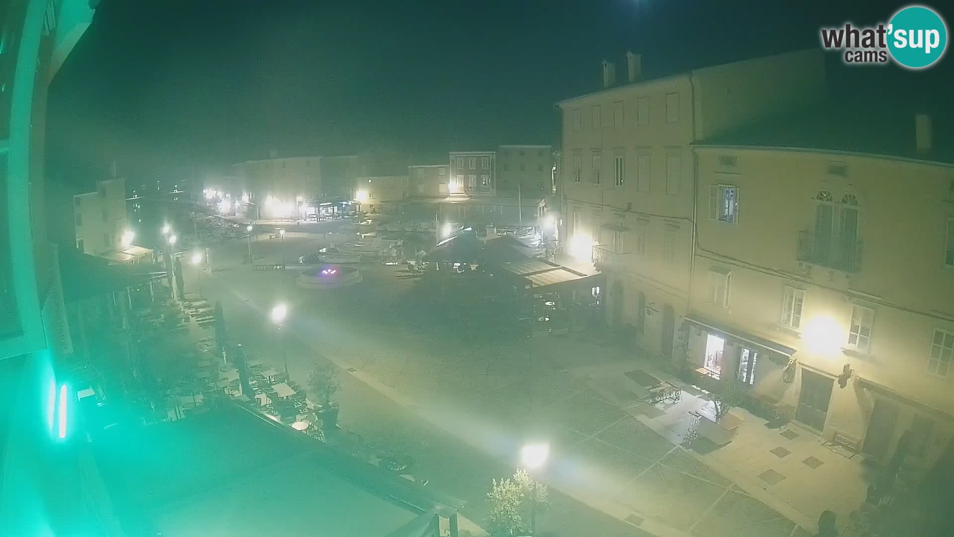 V ŽIVO spletna kamera Cres mesto – glavni trg in “mandrač” – otok Cres – Hrvaška