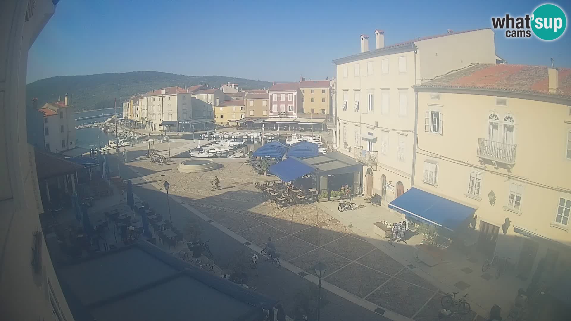 V ŽIVO spletna kamera Cres mesto – glavni trg in “mandrač” – otok Cres – Hrvaška