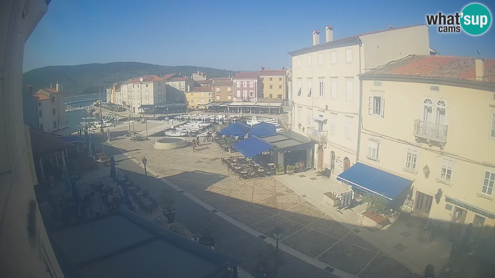 V ŽIVO spletna kamera Cres mesto – glavni trg in “mandrač” – otok Cres – Hrvaška