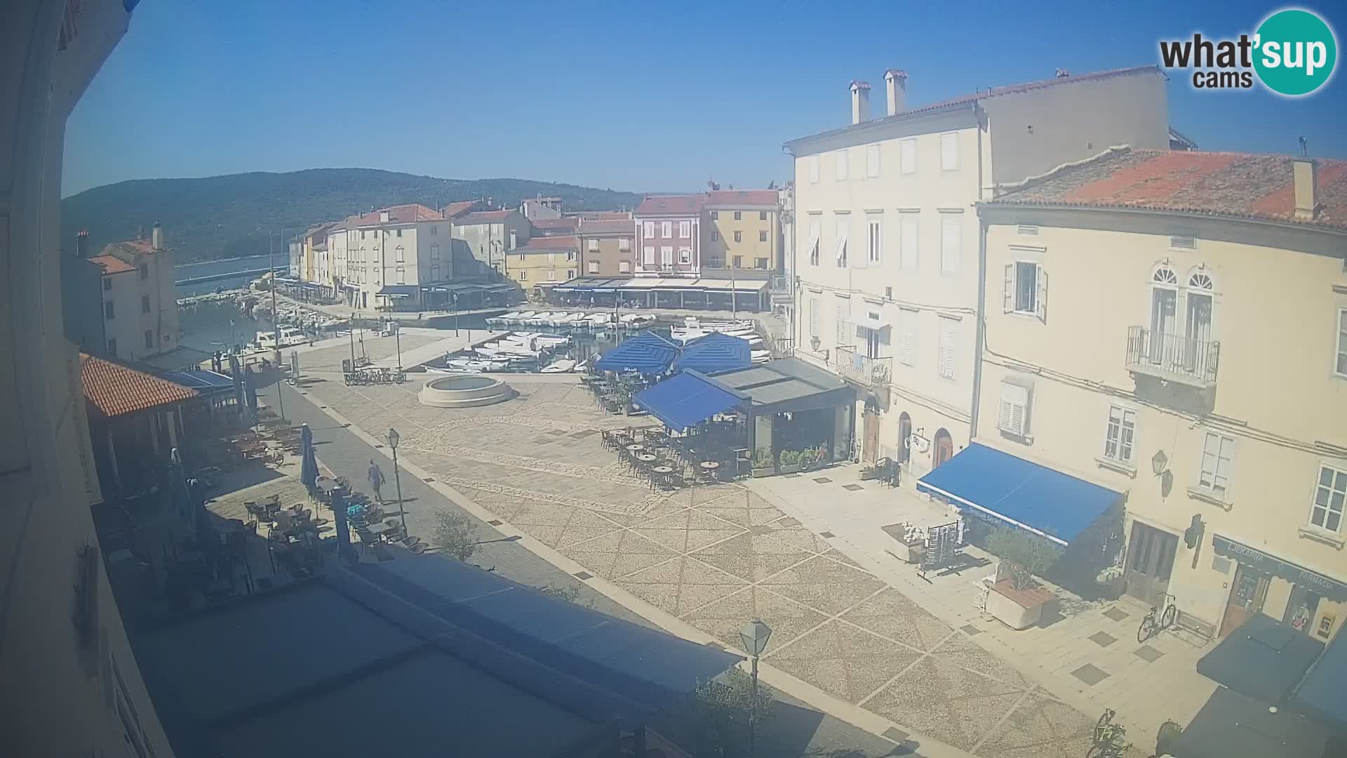 V ŽIVO spletna kamera Cres mesto – glavni trg in “mandrač” – otok Cres – Hrvaška