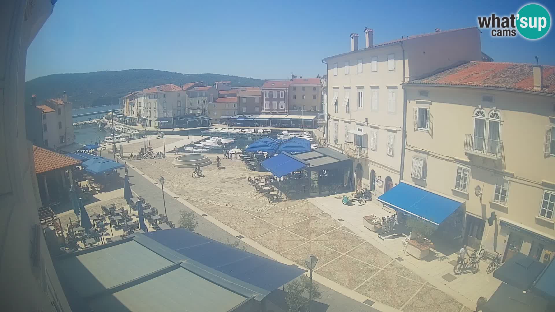 Web kamera Grad Cres – glavni trg i “mandrač” – otok Cres