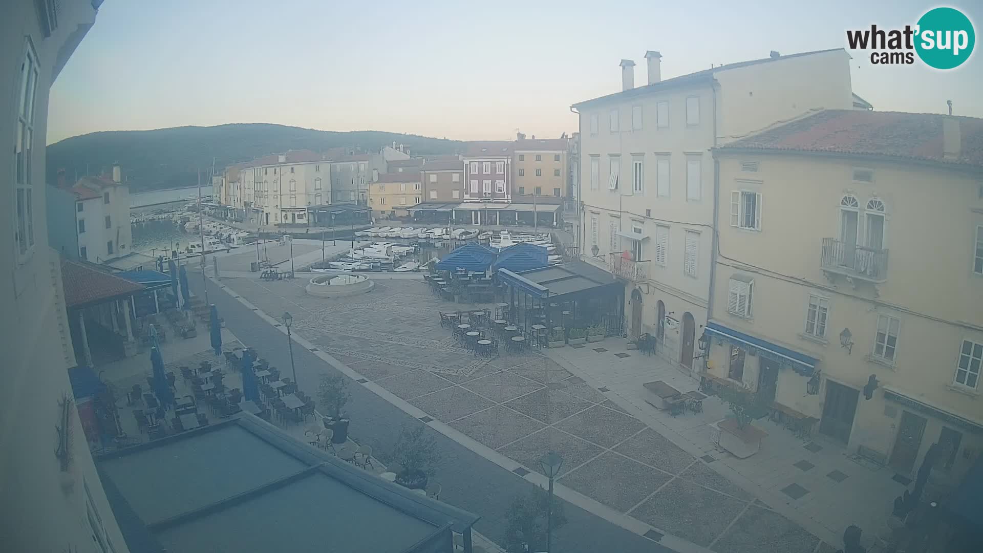 V ŽIVO spletna kamera Cres mesto – glavni trg in “mandrač” – otok Cres – Hrvaška