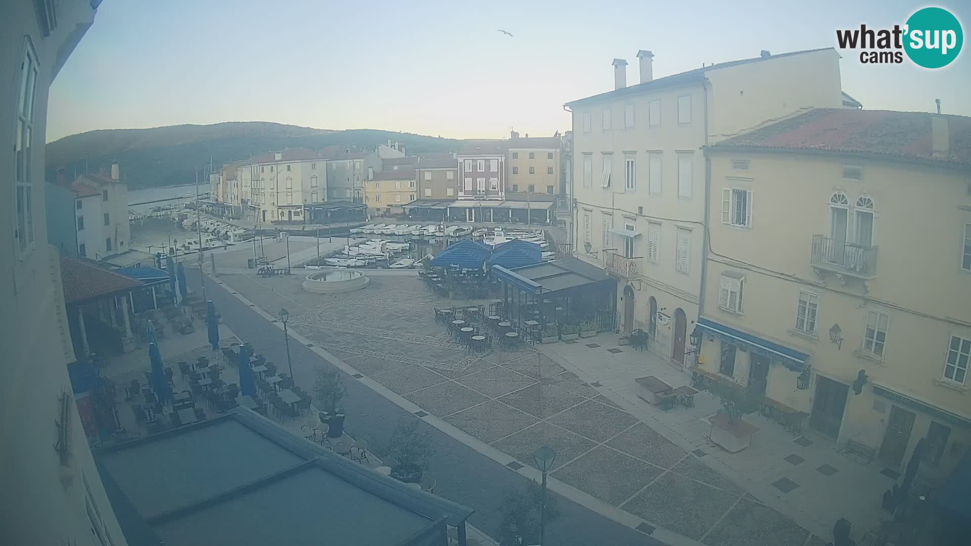 Web kamera Grad Cres – glavni trg i “mandrač” – otok Cres