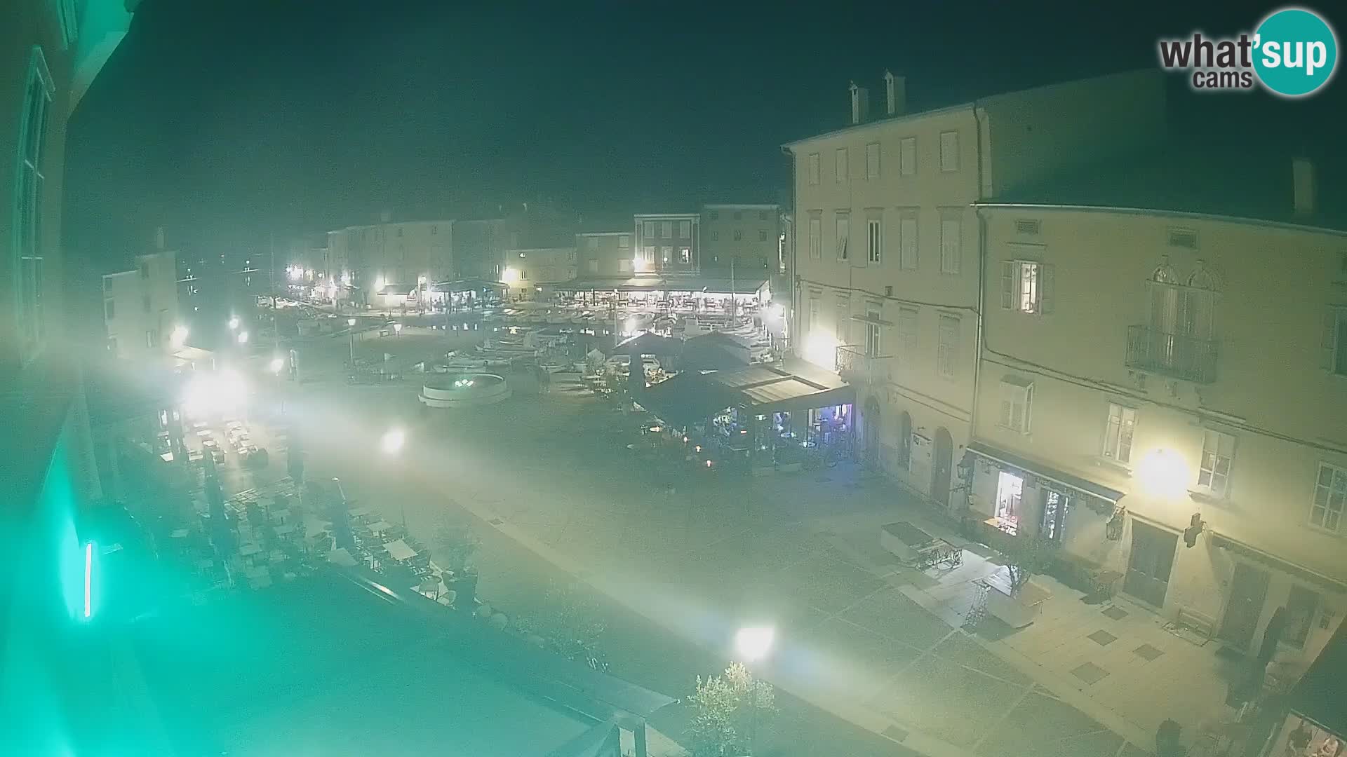Web kamera Grad Cres – glavni trg i “mandrač” – otok Cres
