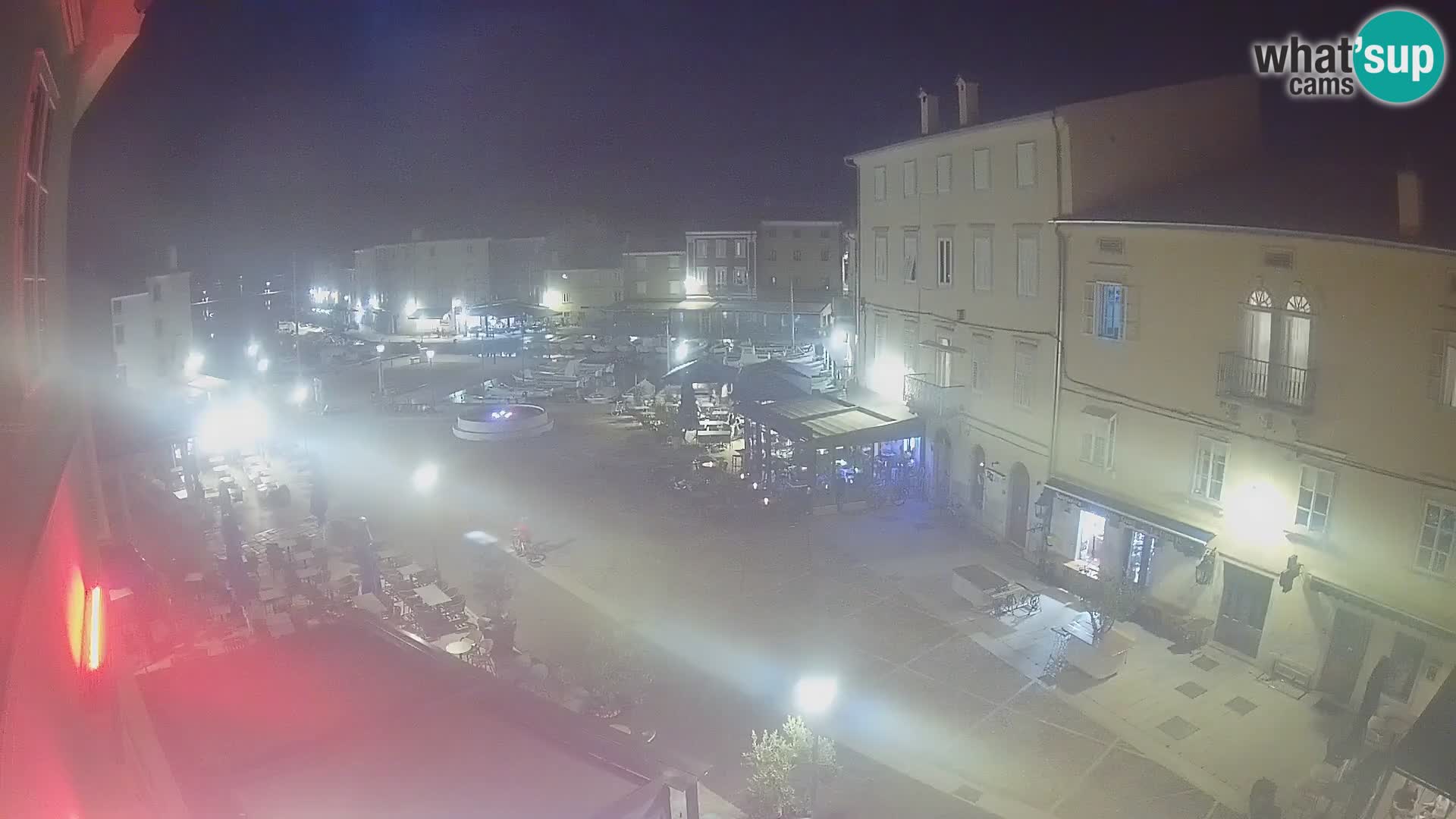 Web kamera Grad Cres – glavni trg i “mandrač” – otok Cres