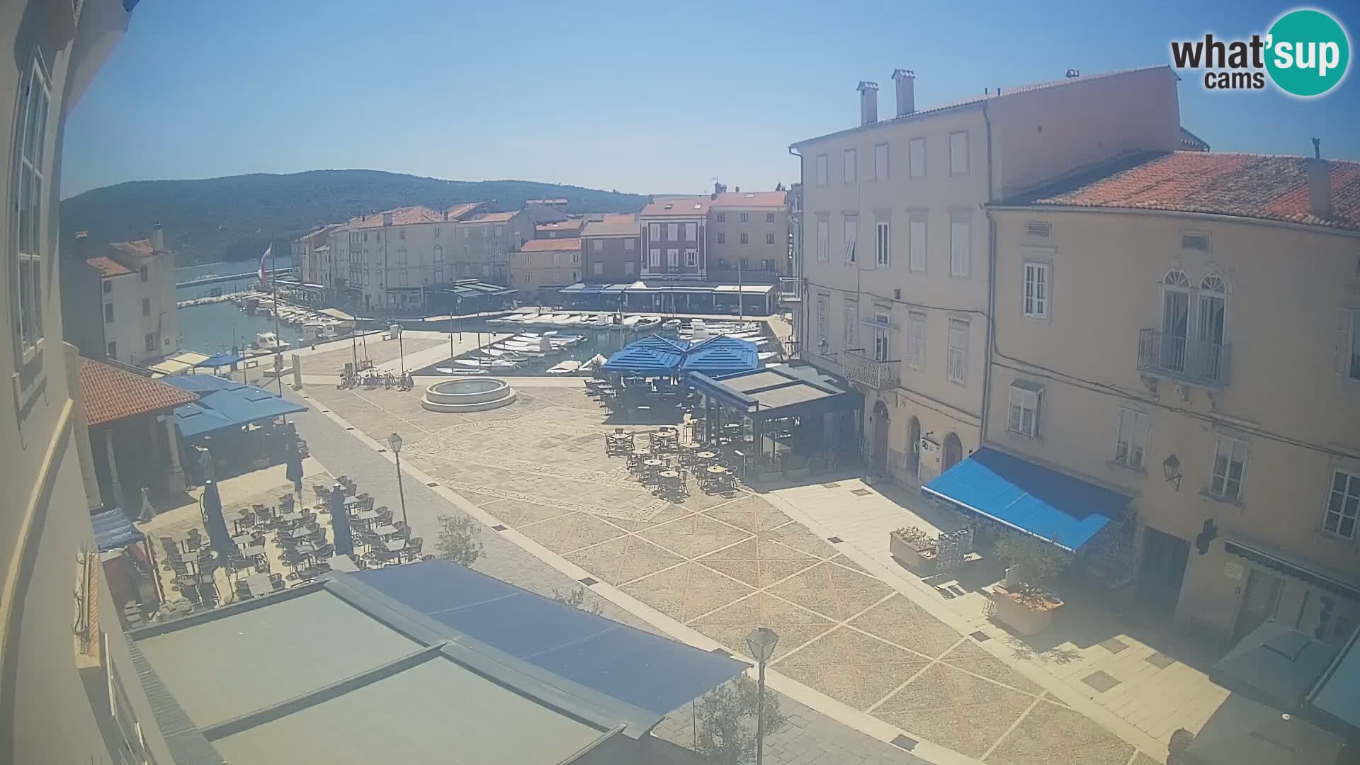 V ŽIVO spletna kamera Cres mesto – glavni trg in “mandrač” – otok Cres – Hrvaška