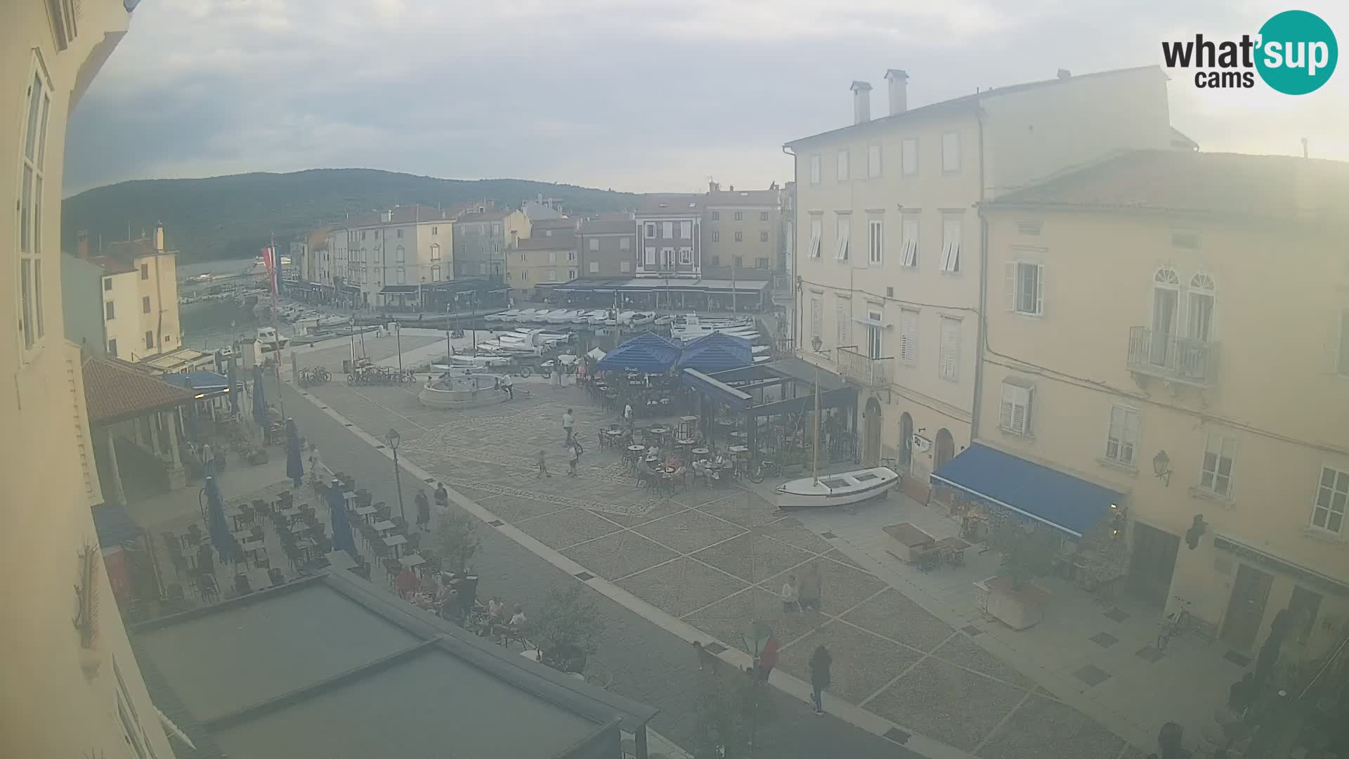 Web kamera Grad Cres – glavni trg i “mandrač” – otok Cres