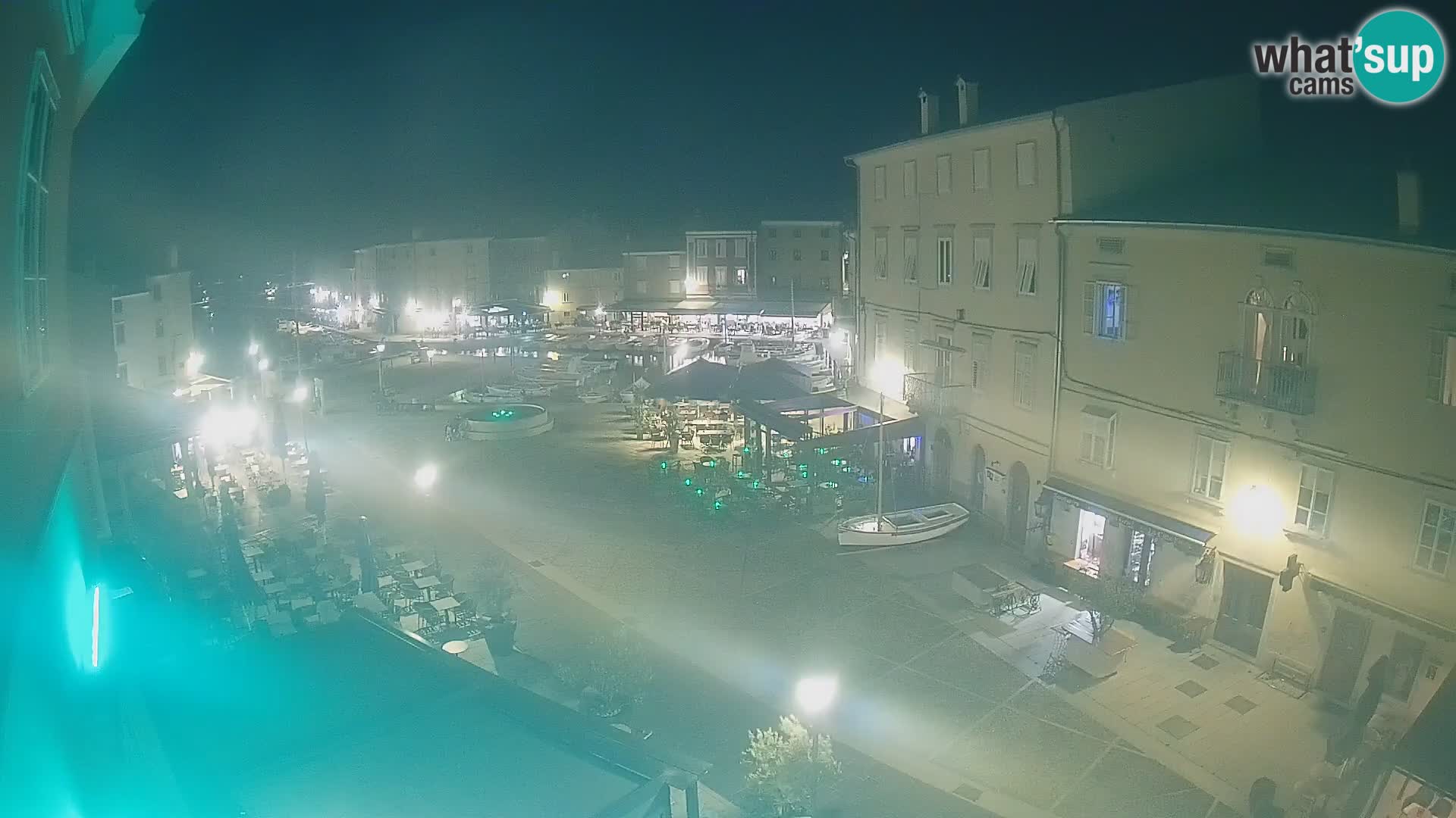 Web kamera Grad Cres – glavni trg i “mandrač” – otok Cres