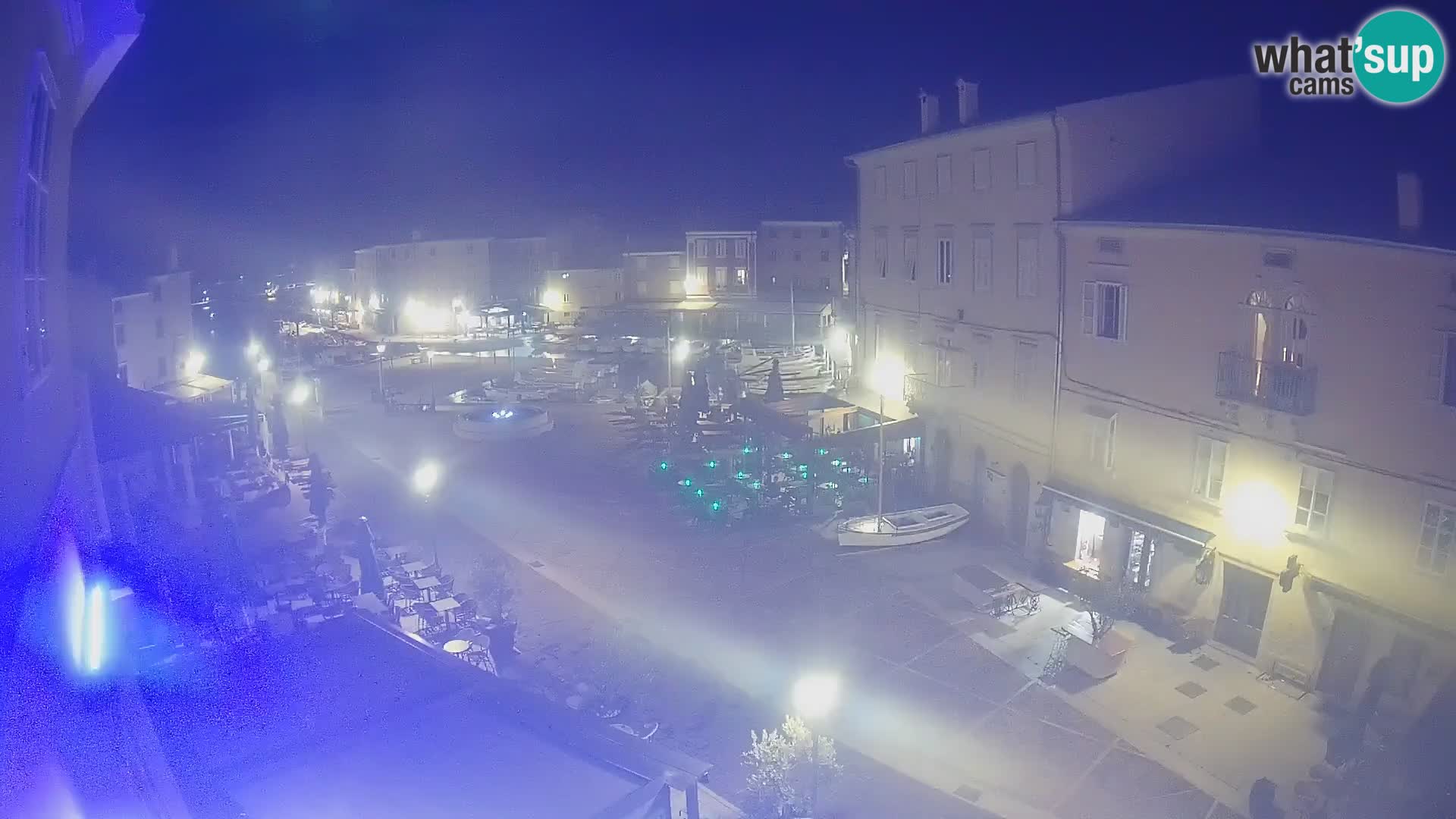Web kamera Grad Cres – glavni trg i “mandrač” – otok Cres