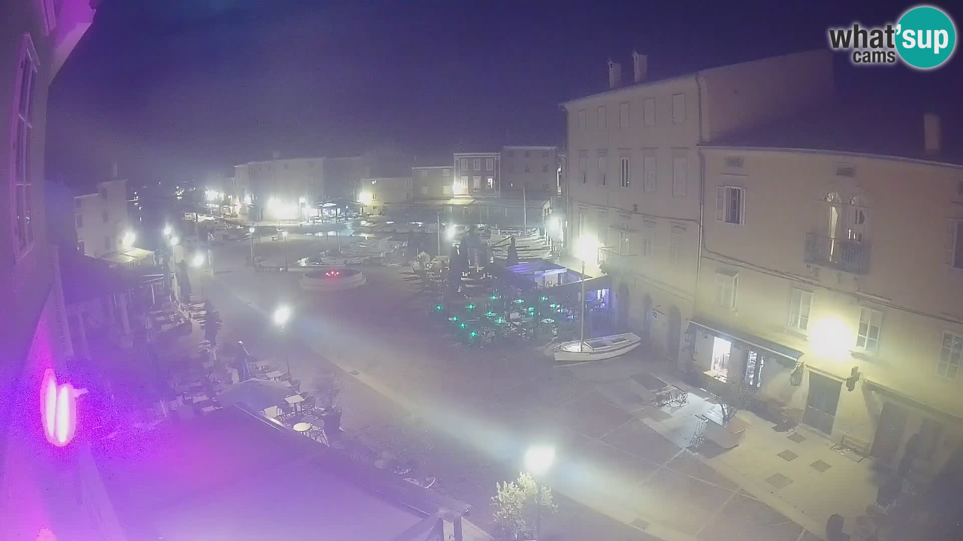 Web kamera Grad Cres – glavni trg i “mandrač” – otok Cres