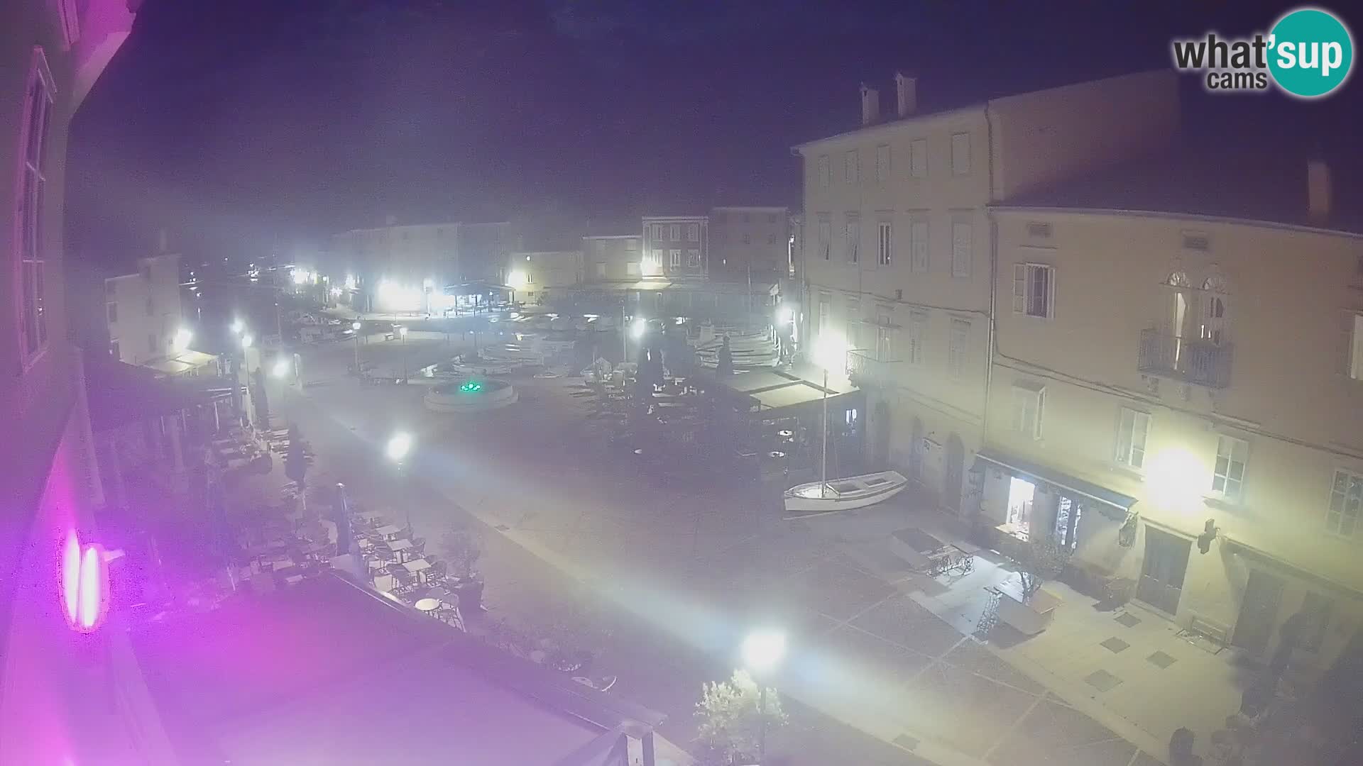 Web kamera Grad Cres – glavni trg i “mandrač” – otok Cres