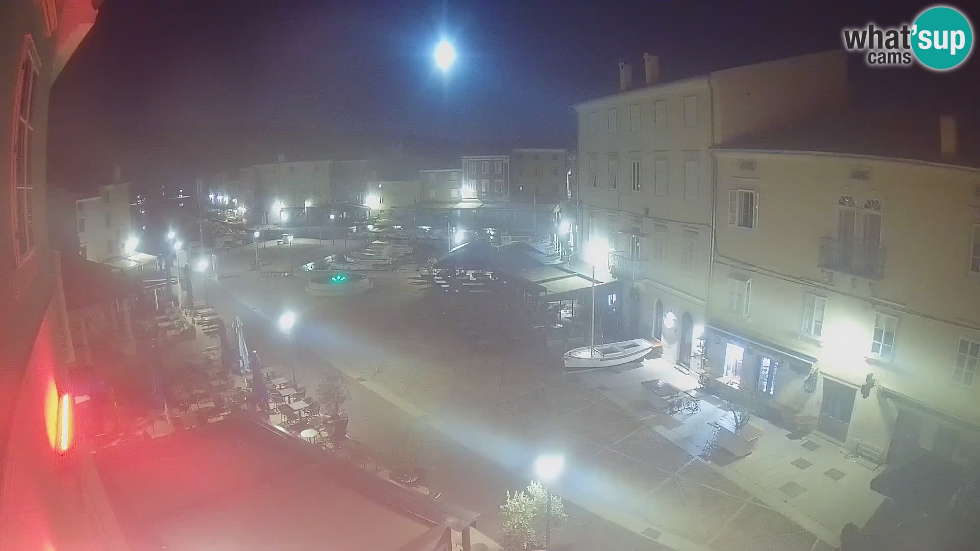 V ŽIVO spletna kamera Cres mesto – glavni trg in “mandrač” – otok Cres – Hrvaška