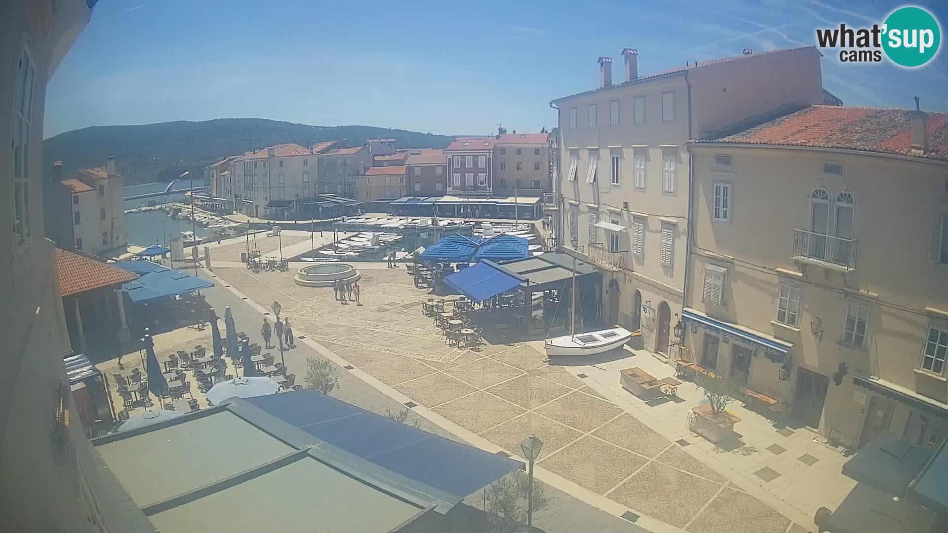 Web kamera Grad Cres – glavni trg i “mandrač” – otok Cres