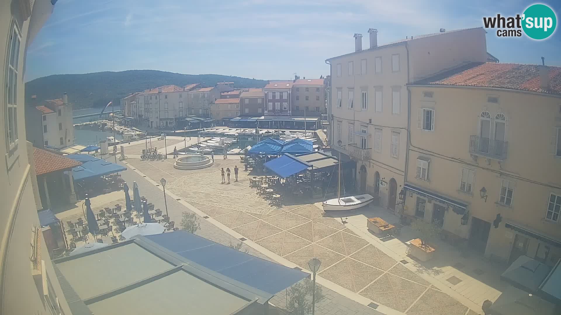 Web kamera Grad Cres – glavni trg i “mandrač” – otok Cres