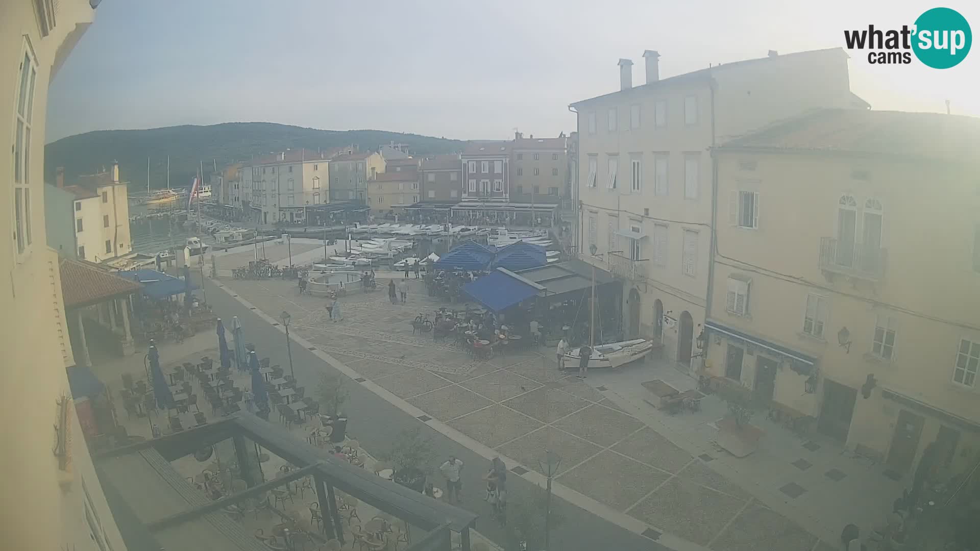 V ŽIVO spletna kamera Cres mesto – glavni trg in “mandrač” – otok Cres – Hrvaška