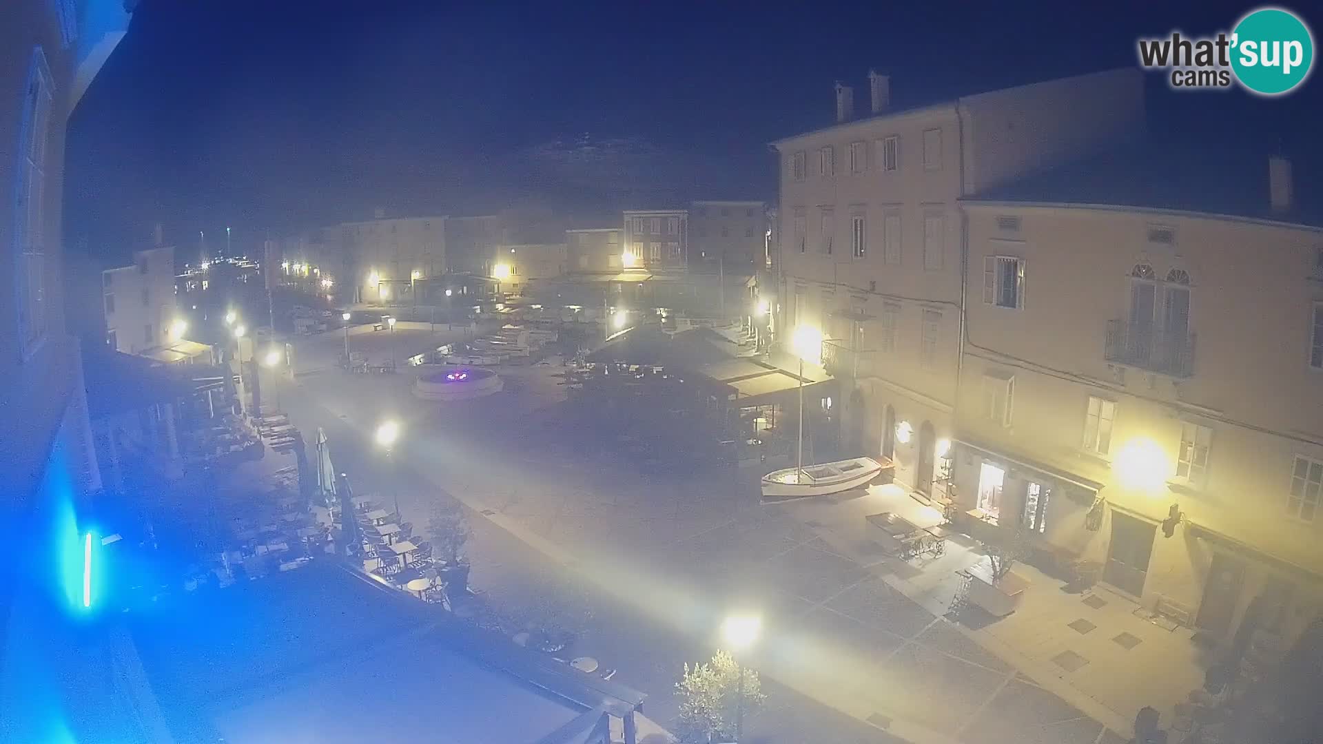 V ŽIVO spletna kamera Cres mesto – glavni trg in “mandrač” – otok Cres – Hrvaška