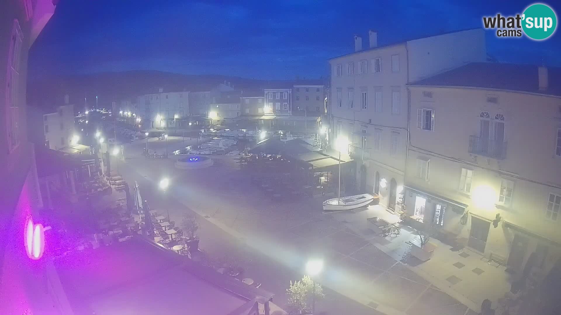 V ŽIVO spletna kamera Cres mesto – glavni trg in “mandrač” – otok Cres – Hrvaška