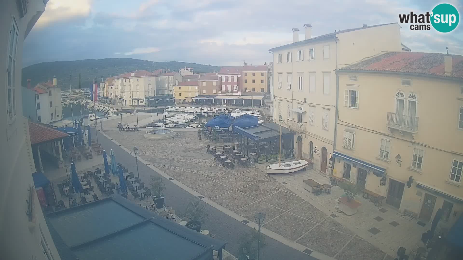 Web kamera Grad Cres – glavni trg i “mandrač” – otok Cres