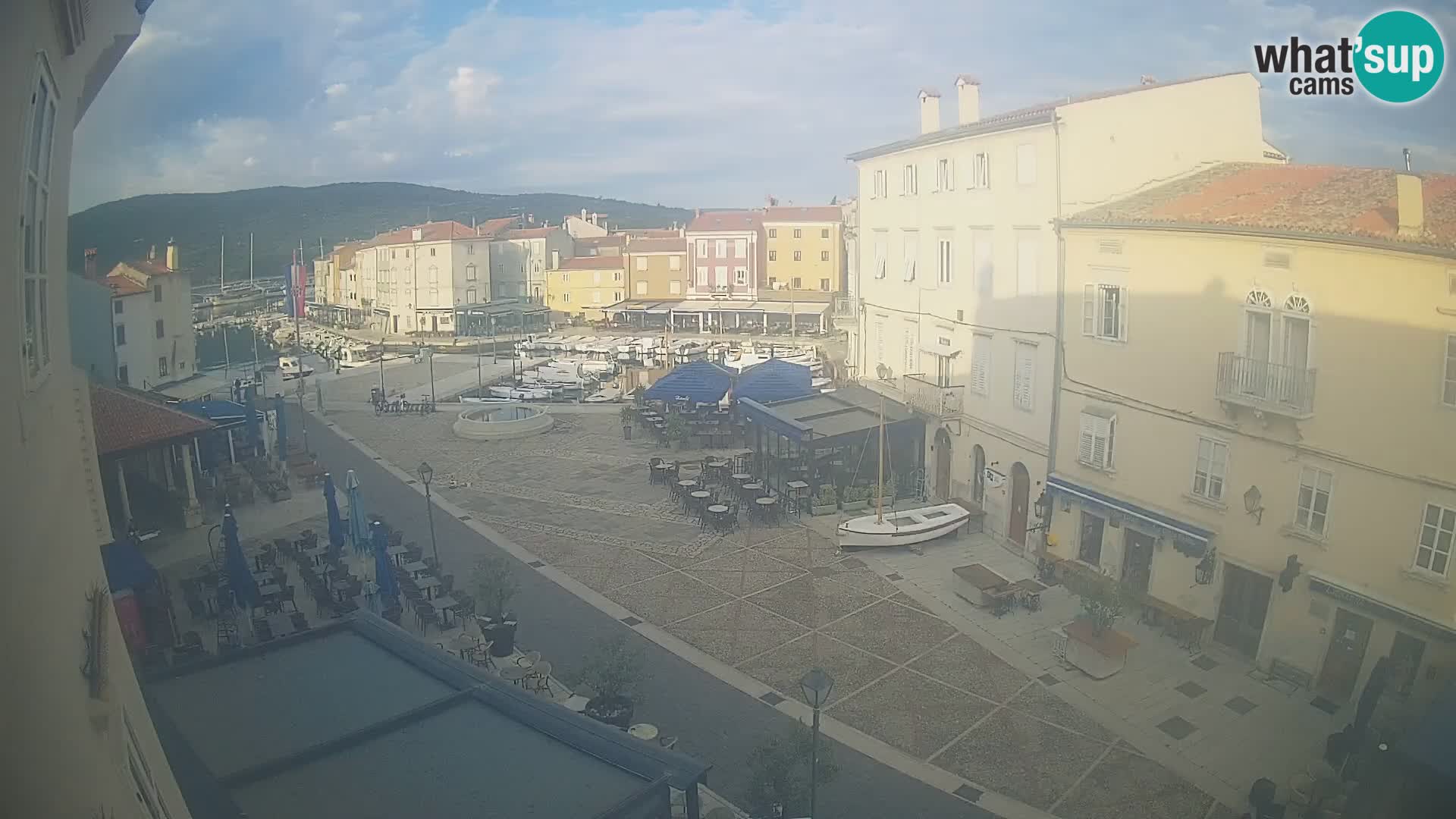 Web kamera Grad Cres – glavni trg i “mandrač” – otok Cres