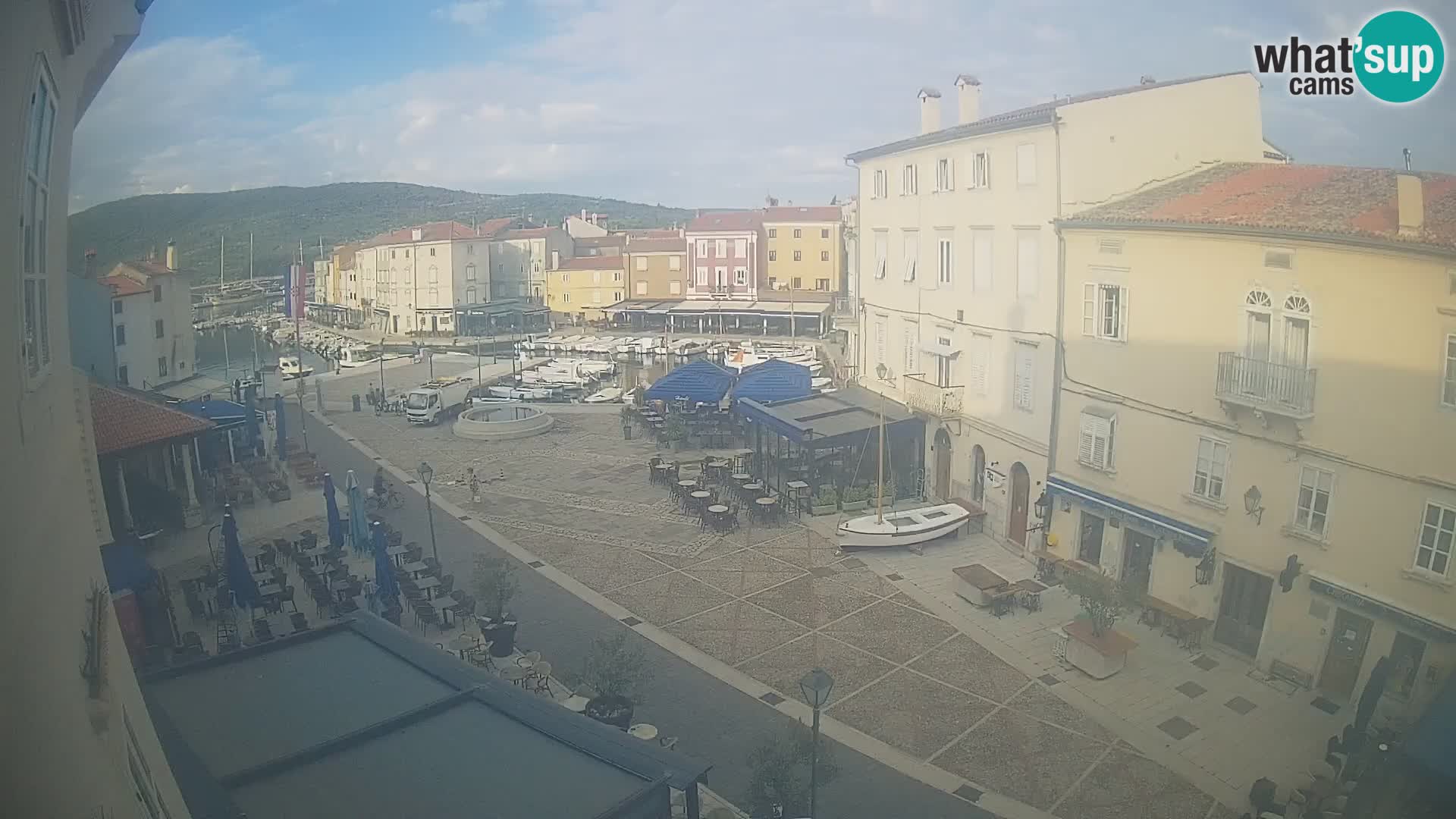 Cámara en vivo ciudad de Cres – plaza principal y “mandrač” – isla de Cres – Croacia