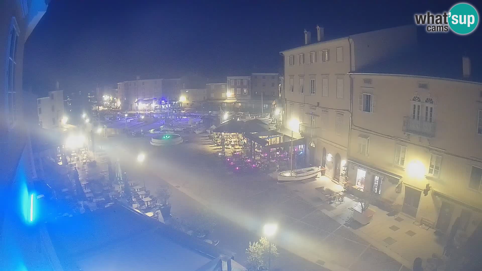 Web kamera Grad Cres – glavni trg i “mandrač” – otok Cres