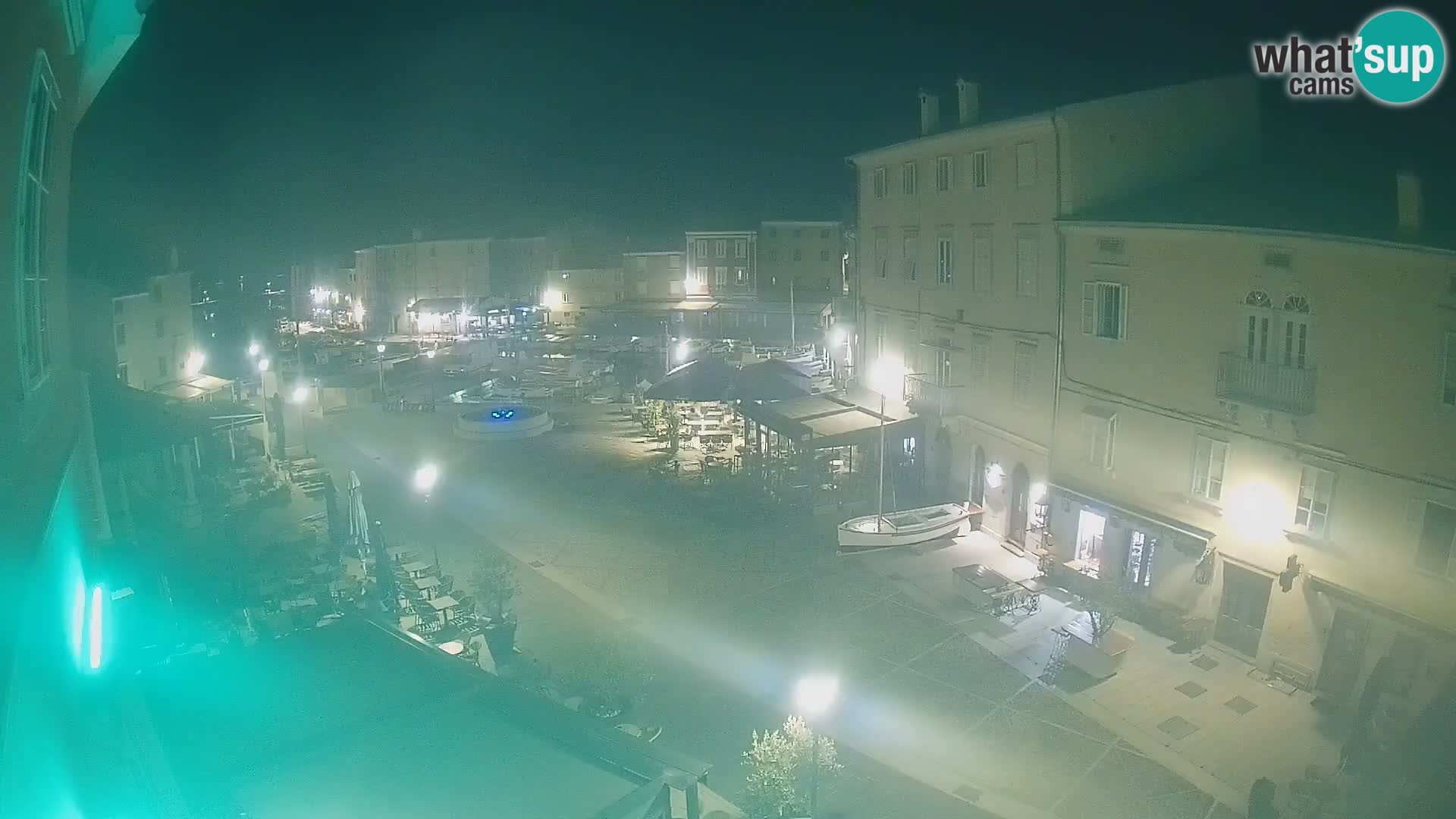 Web kamera Grad Cres – glavni trg i “mandrač” – otok Cres