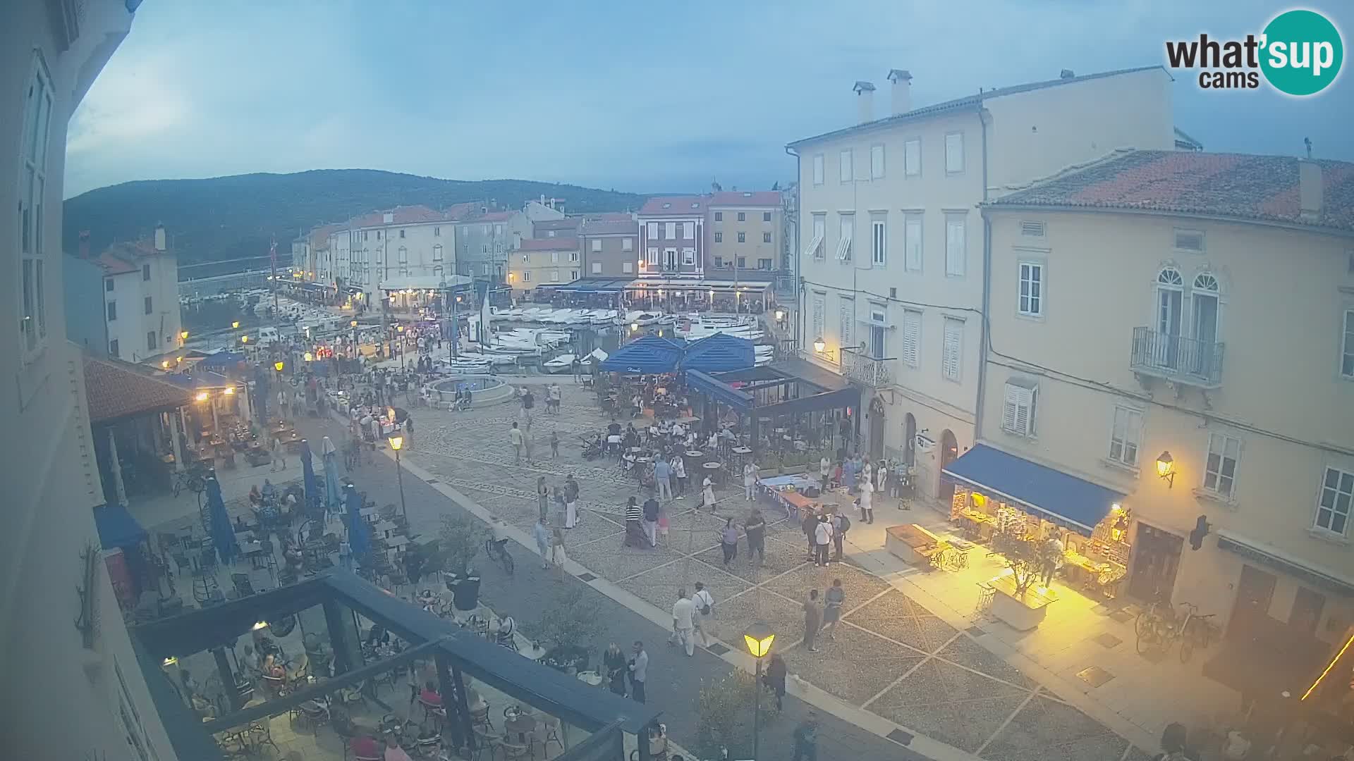 Web kamera Grad Cres – glavni trg i “mandrač” – otok Cres