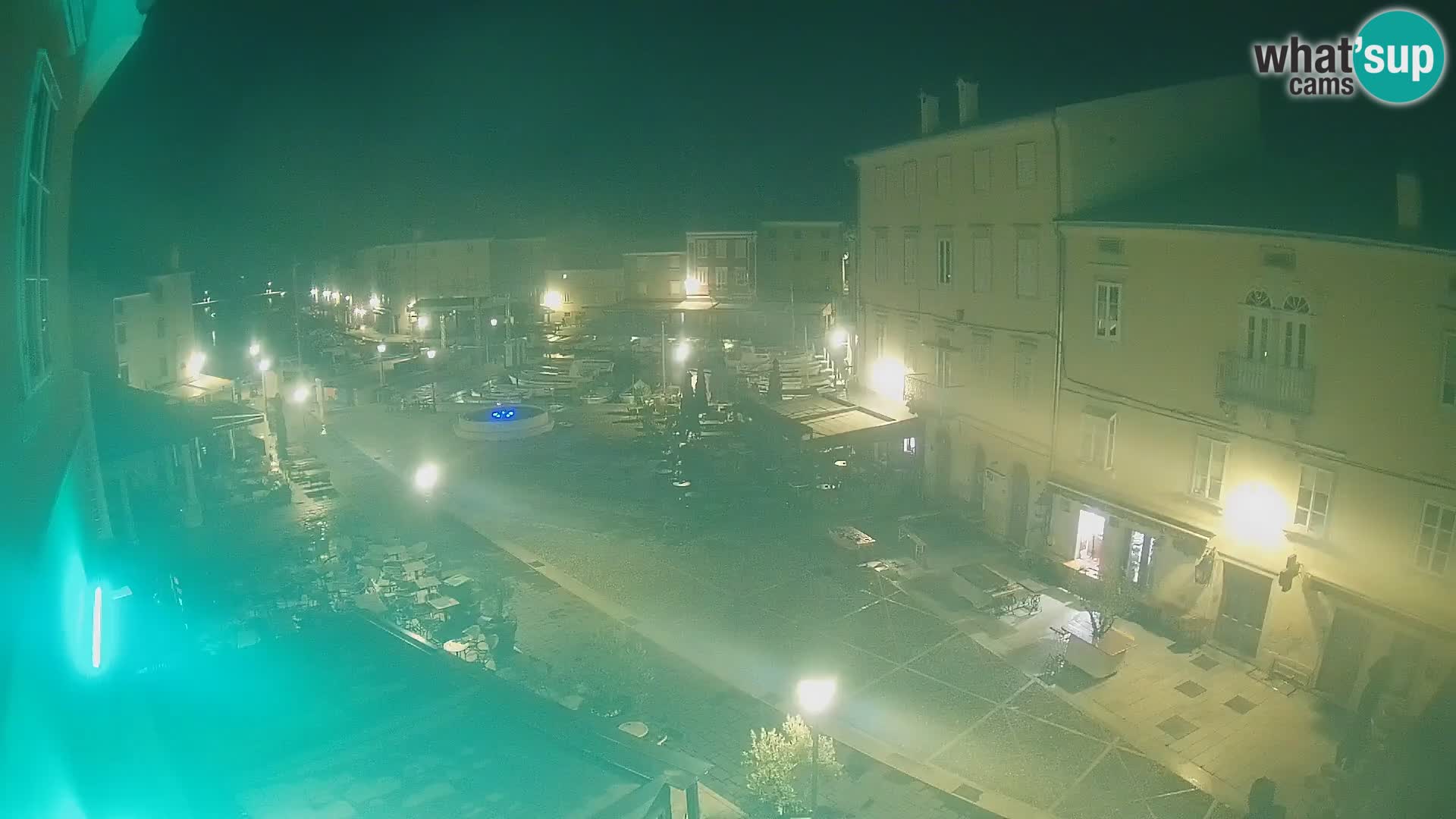 V ŽIVO spletna kamera Cres mesto – glavni trg in “mandrač” – otok Cres – Hrvaška