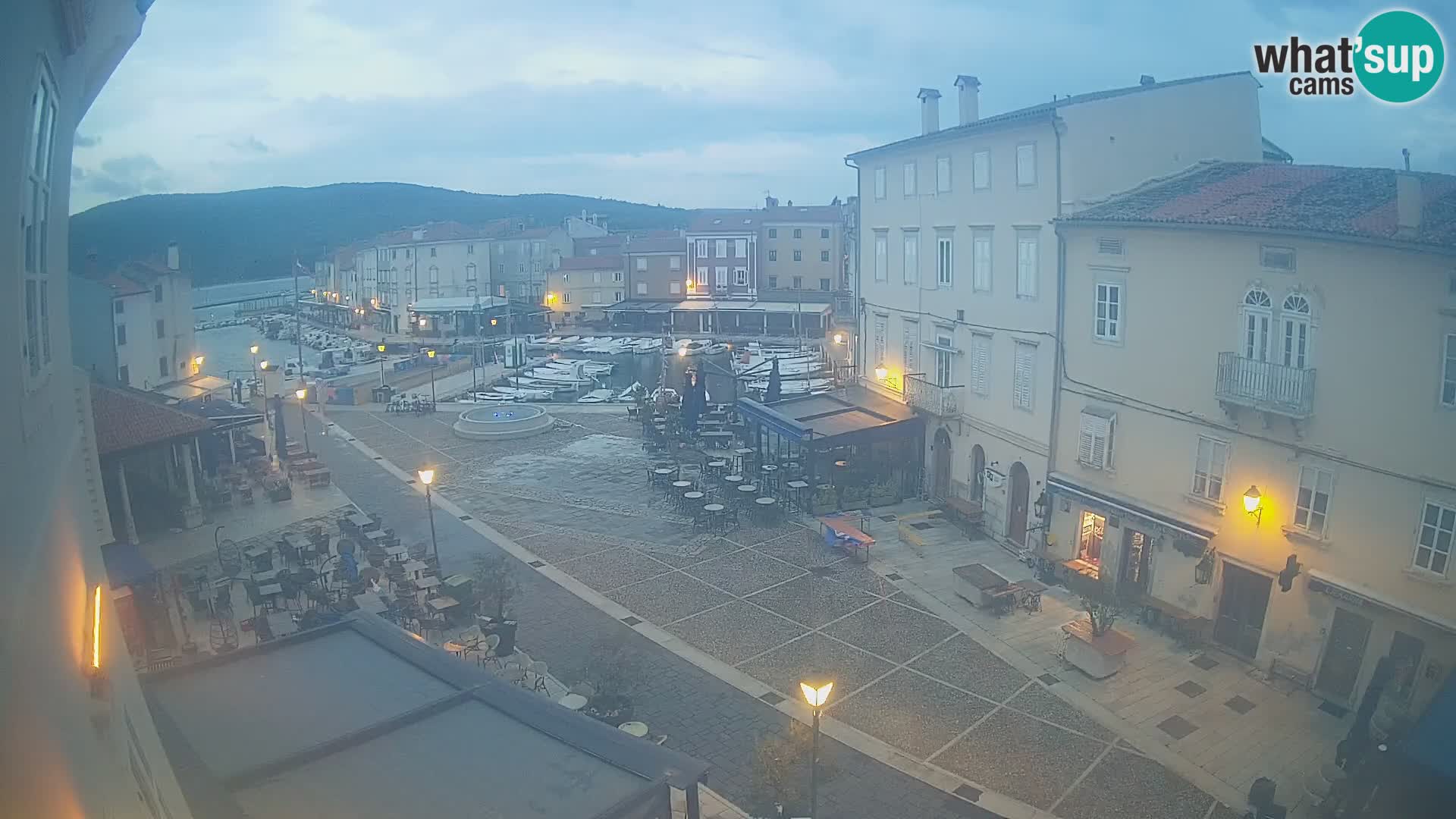 Web kamera Grad Cres – glavni trg i “mandrač” – otok Cres