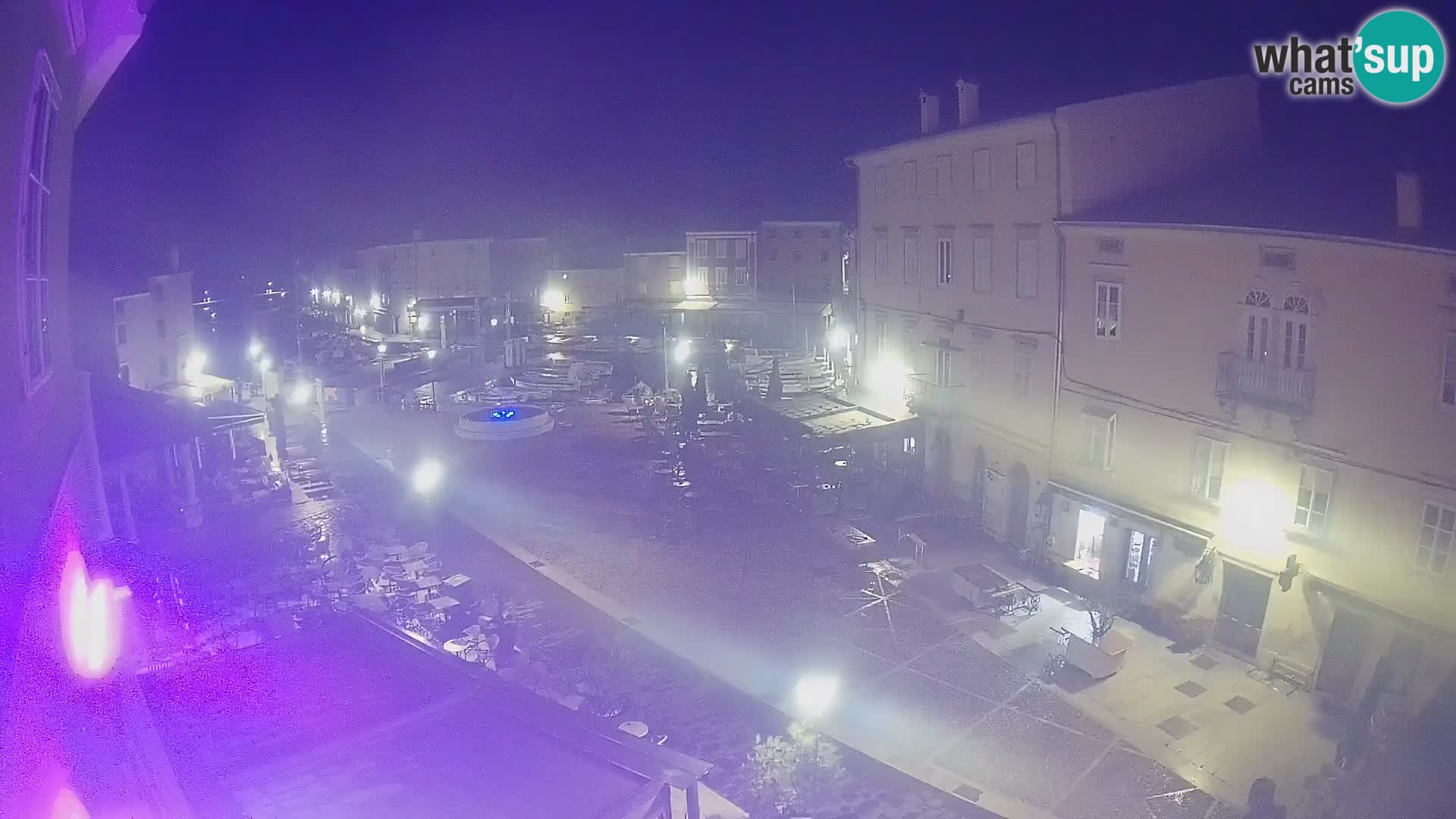 Web kamera Grad Cres – glavni trg i “mandrač” – otok Cres