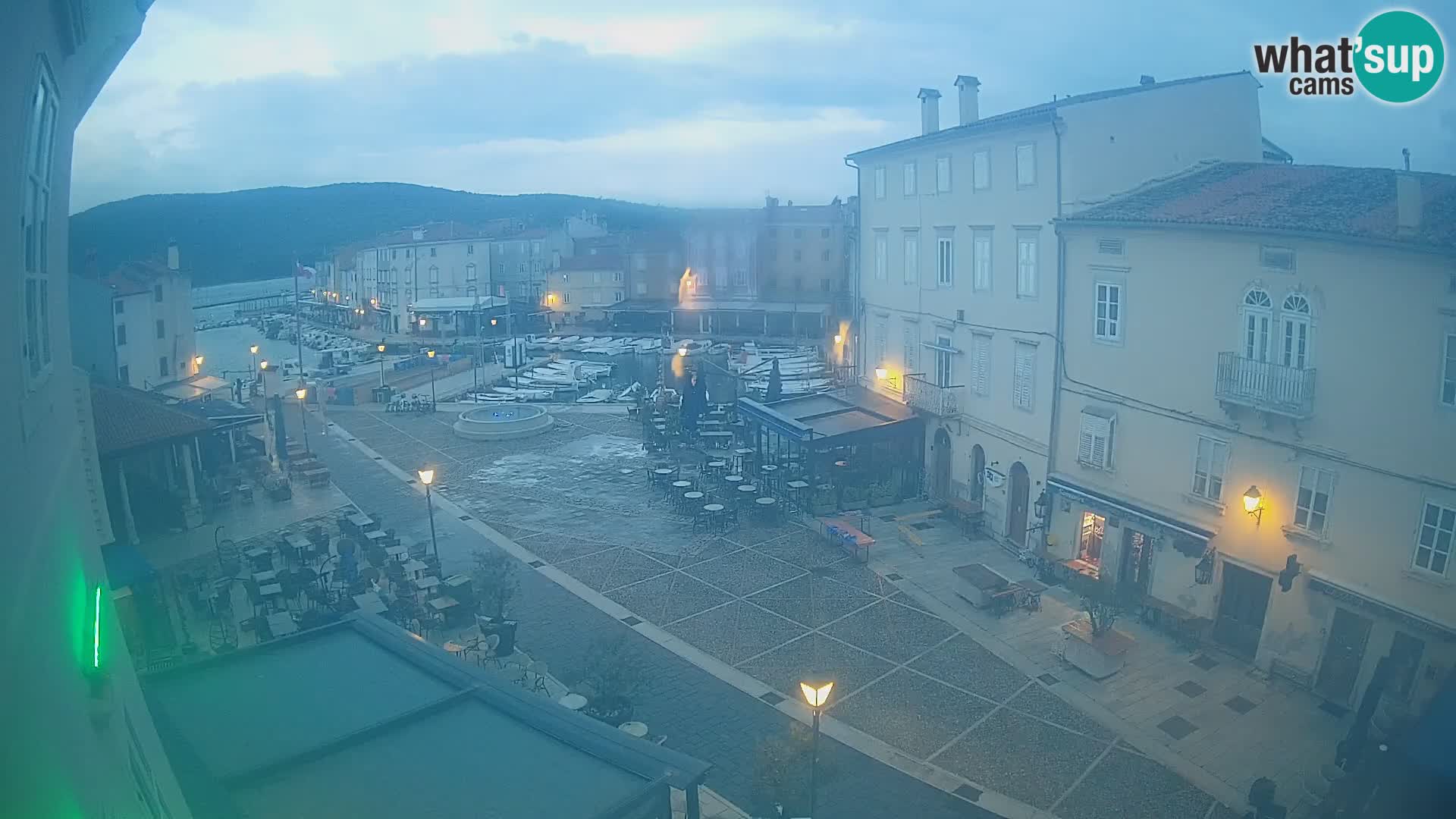 LIVE cam Cres city – place principale et “mandrač” – île de Cres – Croatie