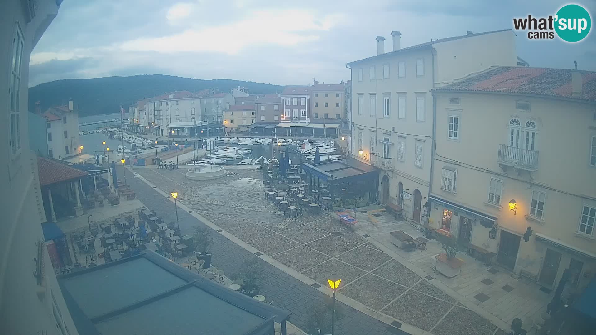 Web kamera Grad Cres – glavni trg i “mandrač” – otok Cres