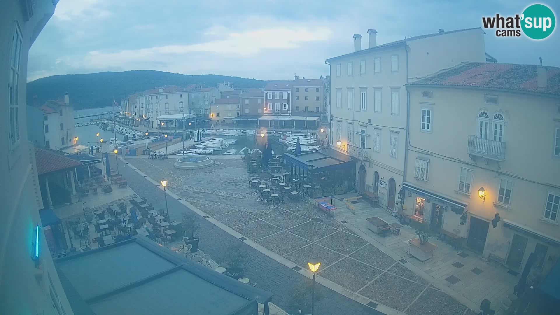 LIVE cam Cres city – place principale et “mandrač” – île de Cres – Croatie