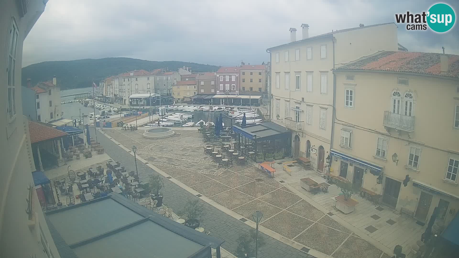 Web kamera Grad Cres – glavni trg i “mandrač” – otok Cres
