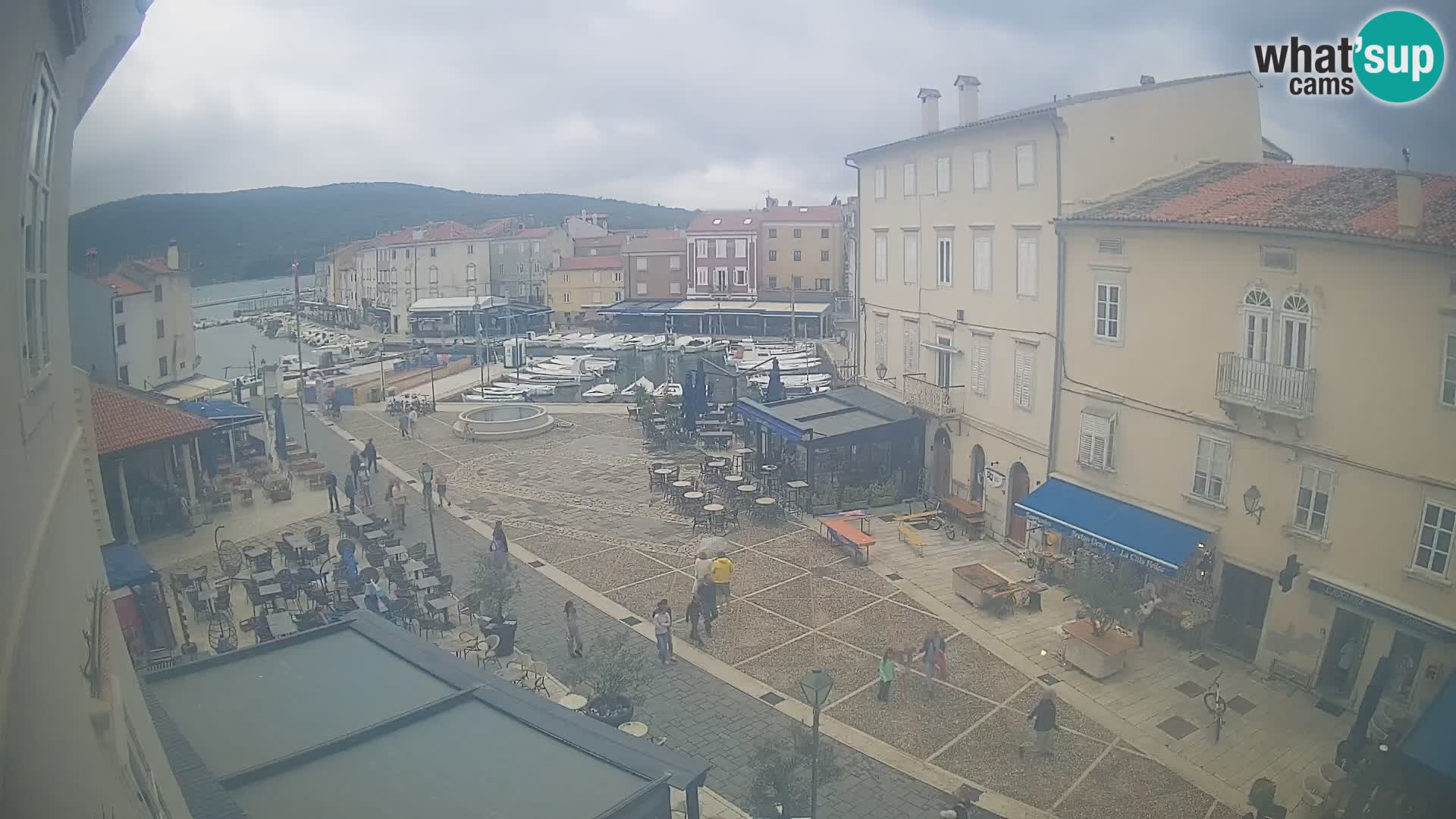 Web kamera Grad Cres – glavni trg i “mandrač” – otok Cres