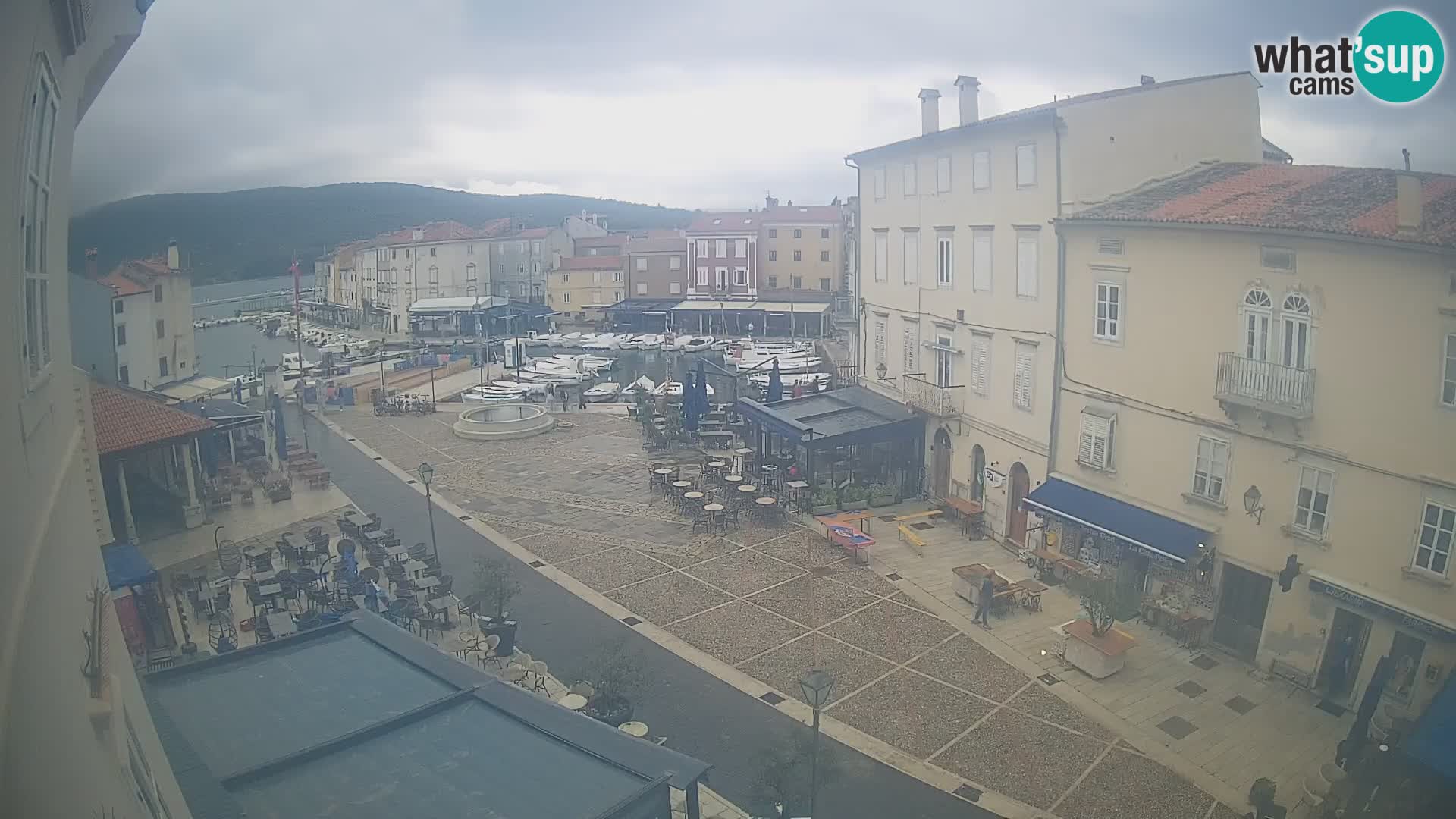 Web kamera Grad Cres – glavni trg i “mandrač” – otok Cres
