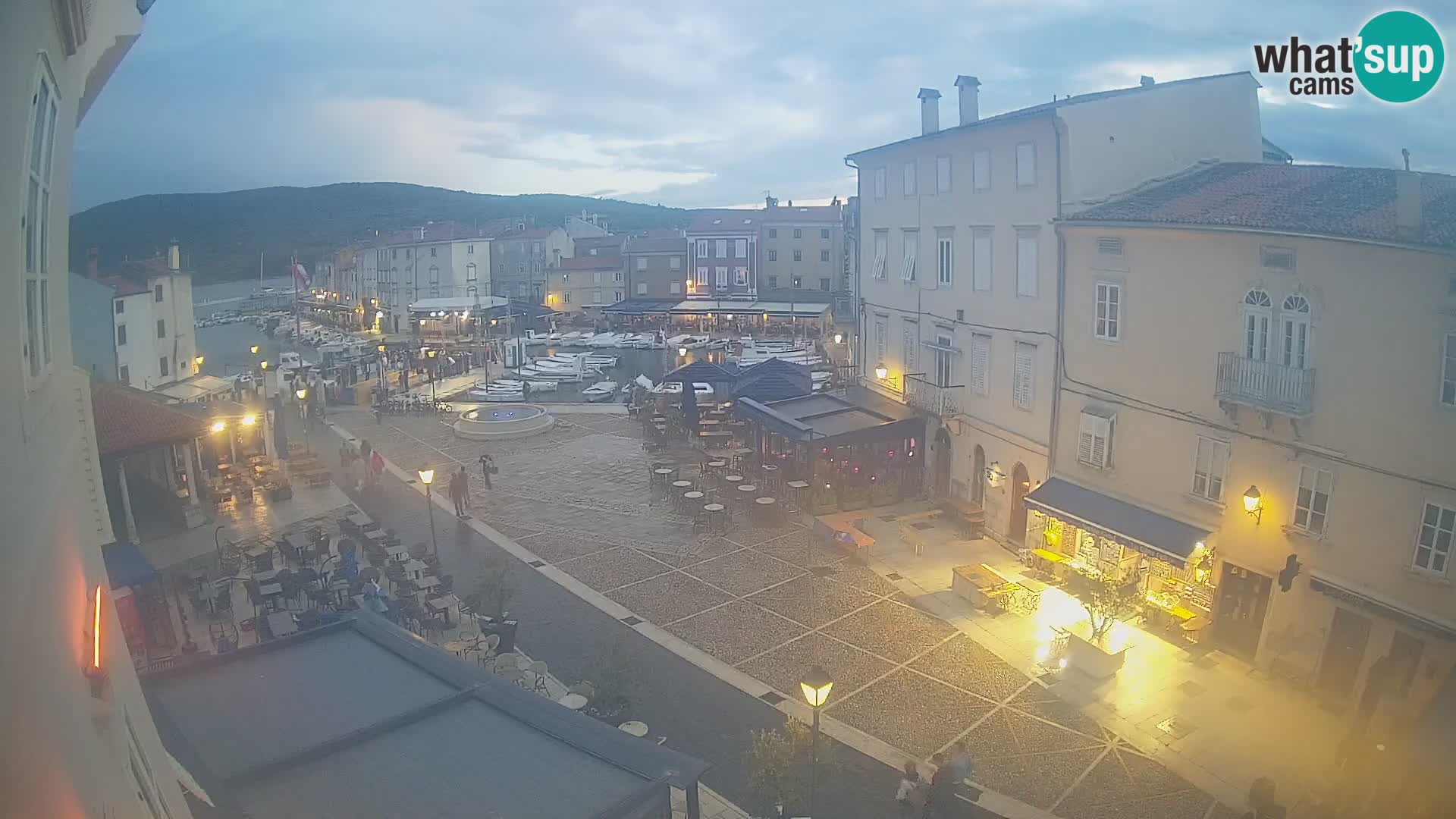 Kamera v ŽIVO Cres mesto – glavni trg in “mandrač” – otok Cres – Hrvaška