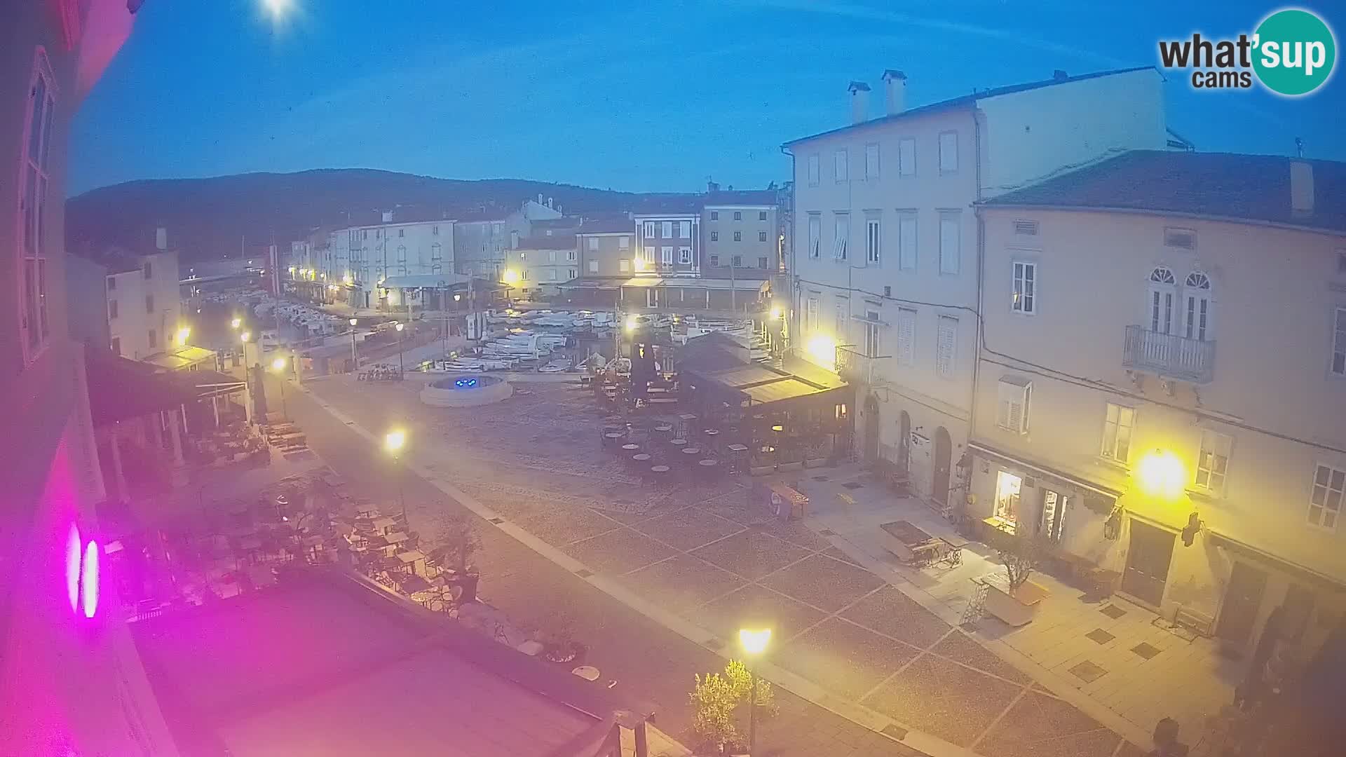Cámara en vivo ciudad de Cres – plaza principal y “mandrač” – isla de Cres – Croacia
