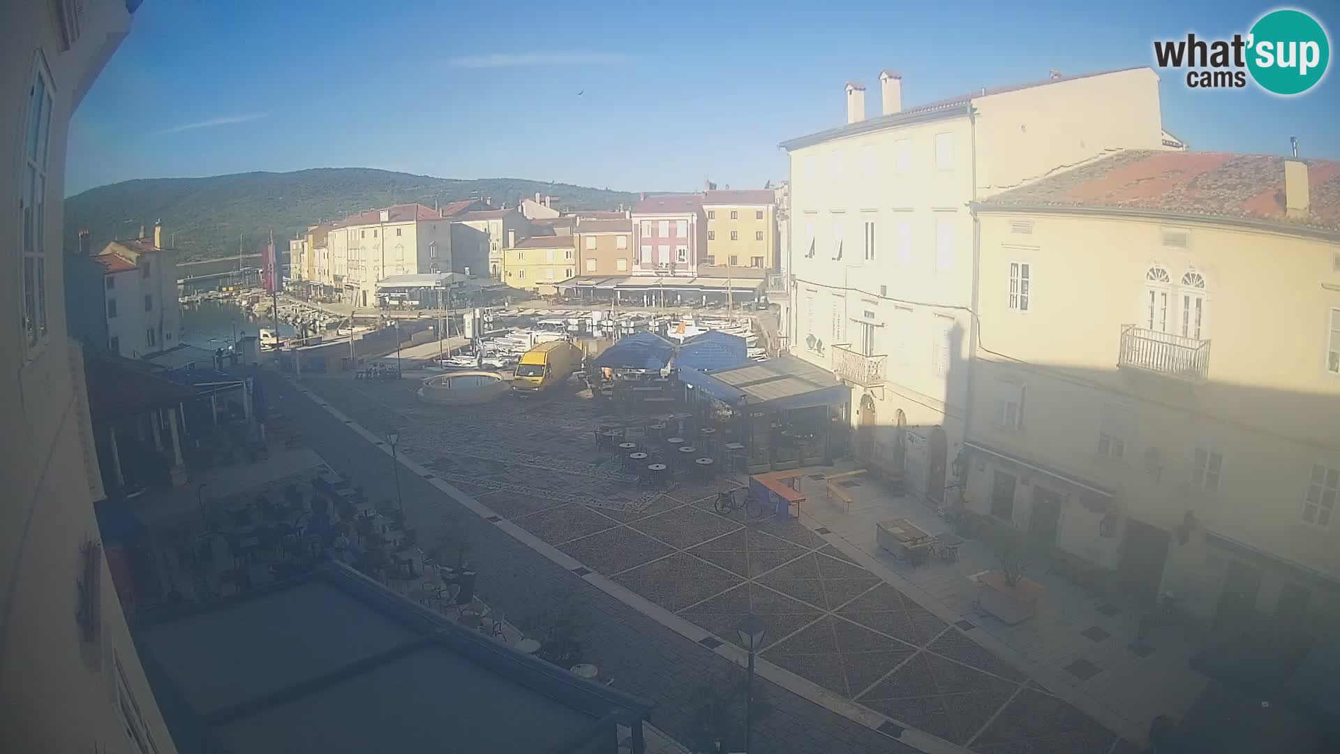 V ŽIVO spletna kamera Cres mesto – glavni trg in “mandrač” – otok Cres – Hrvaška