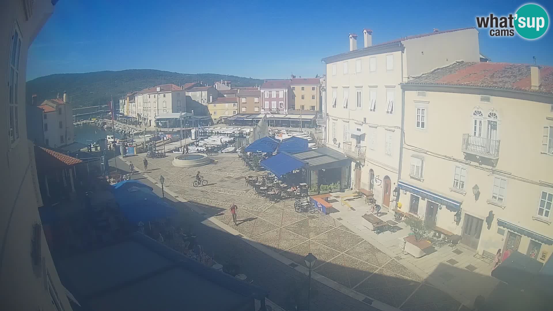Web kamera Grad Cres – glavni trg i “mandrač” – otok Cres